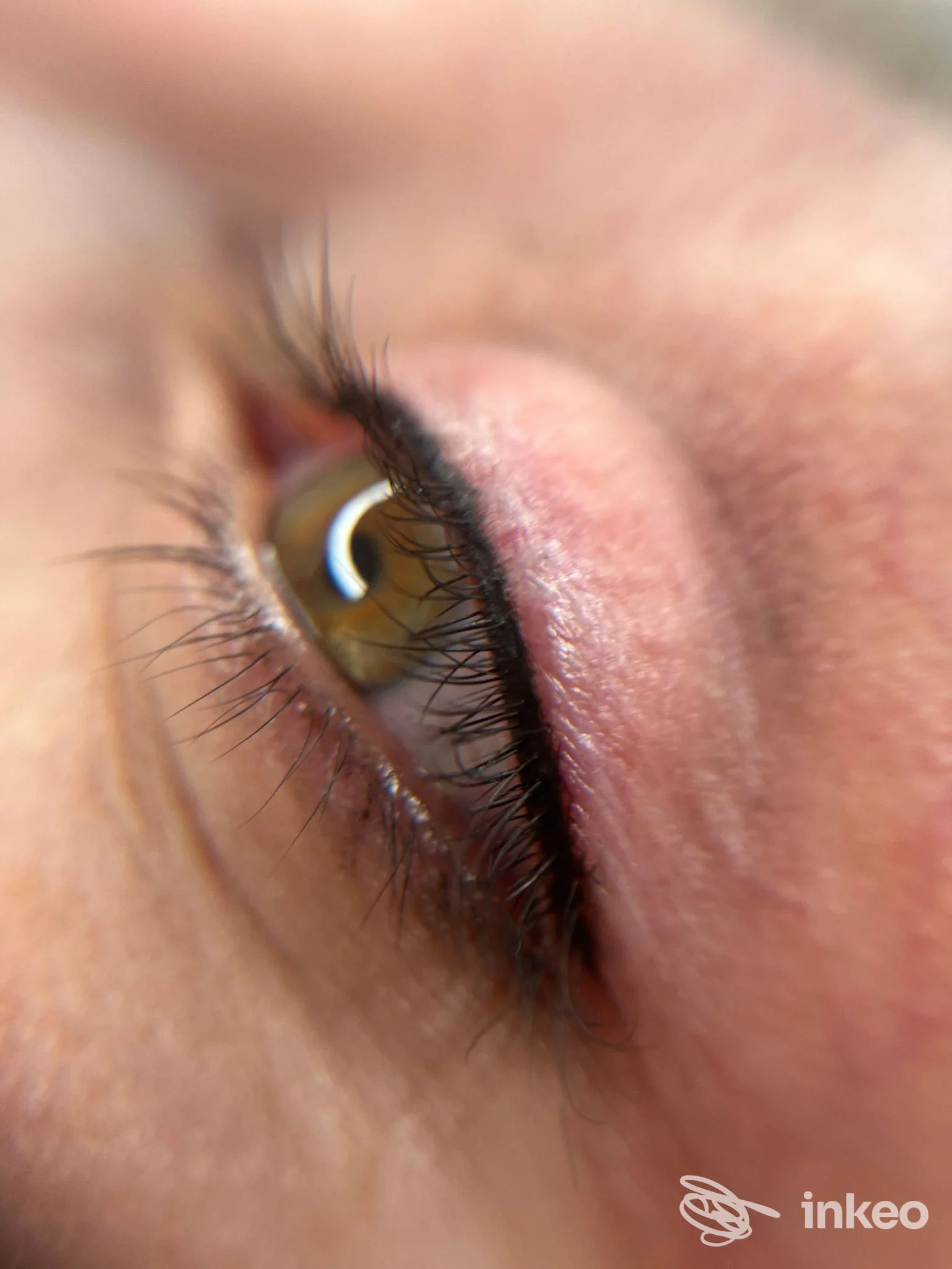 Primo piano di eyeliner permanente realizzato da Ink & Beauty di Marta Ragazzo a Cagliari sulla palpebra superiore.