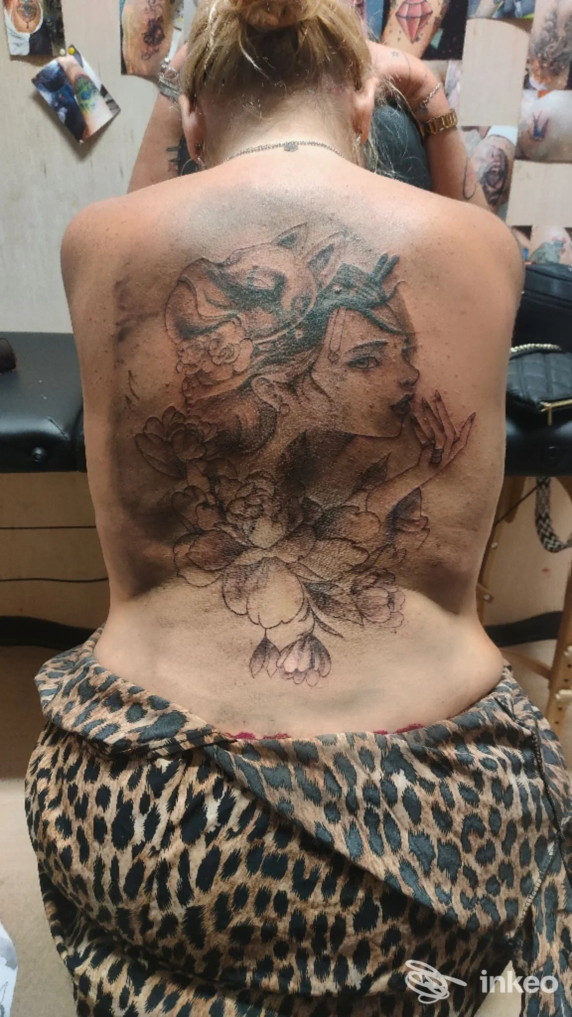 Grande tatuaggio in bianco e nero sulla schiena di una cliente, fotografia dallo studio Nabbamb', Barletta.