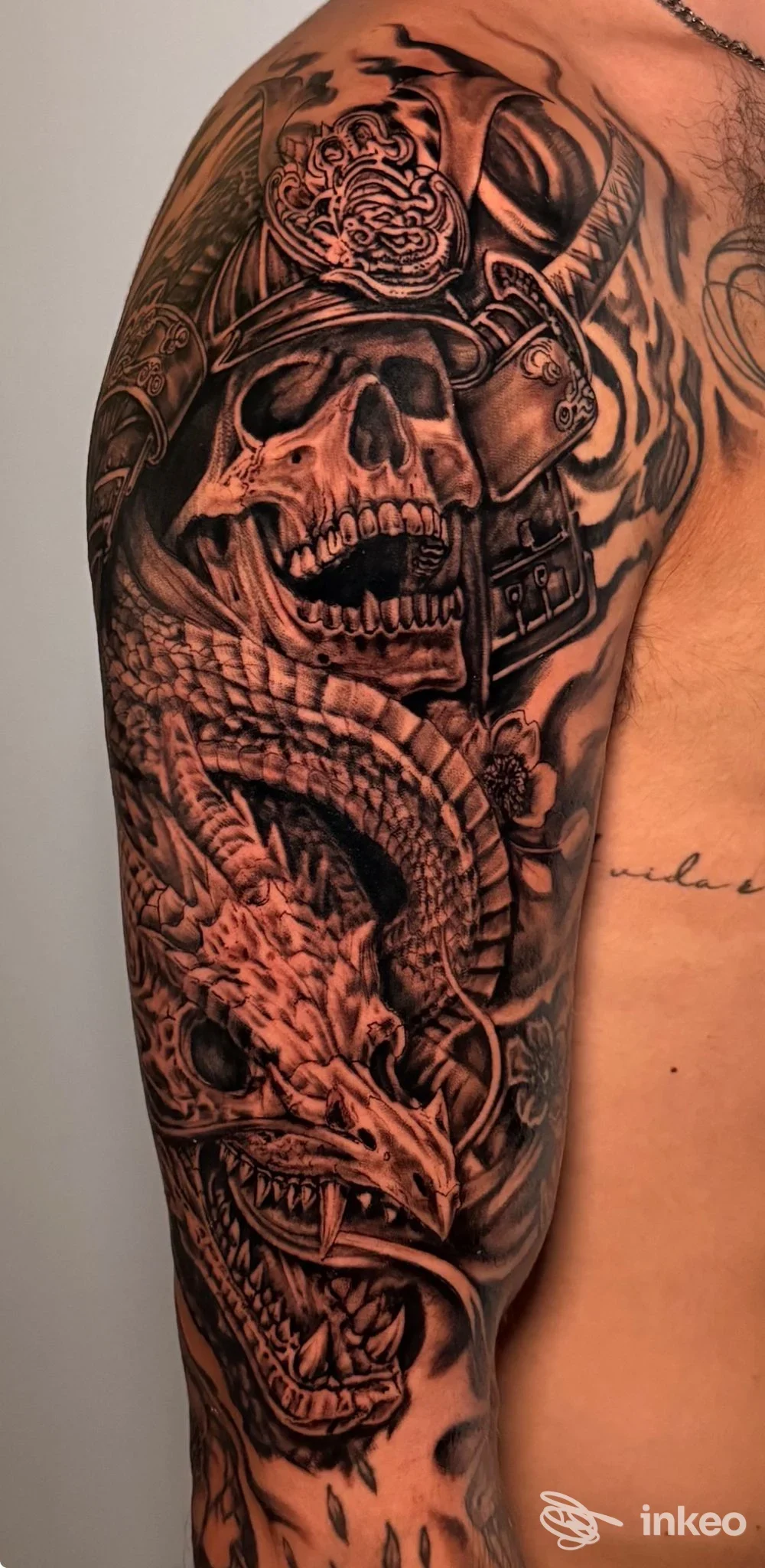 Tatuaggio a manica parziale con teschio e serpente, foto Marley tattoo & piercing, Castiglione del Lago.