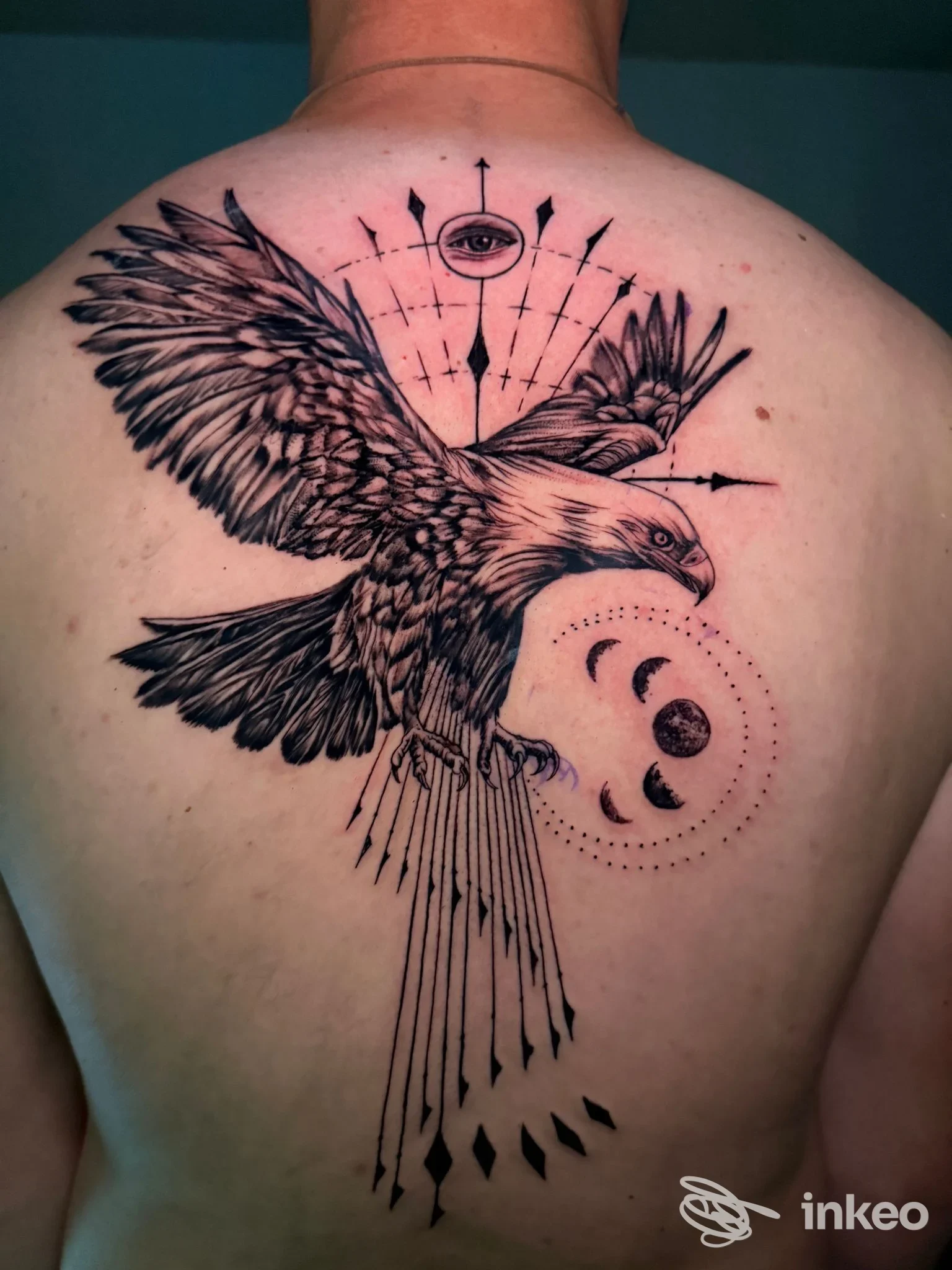 Tatuaggio di un'aquila nera sulla parte superiore della schiena, inviato da Marley tattoo & piercing a Castiglione del Lago.
