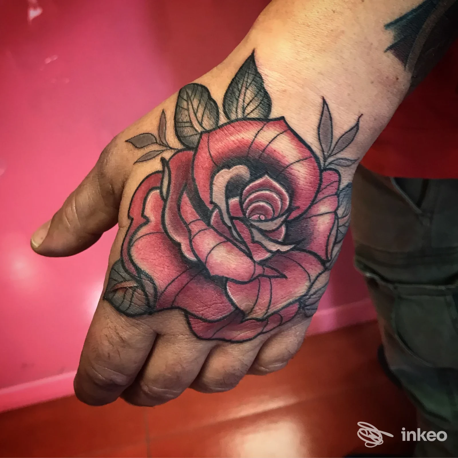 Rosa rossa tatuata sul dorso della mano, foto inviata da Miss Machine Tattoo a Montecassiano.