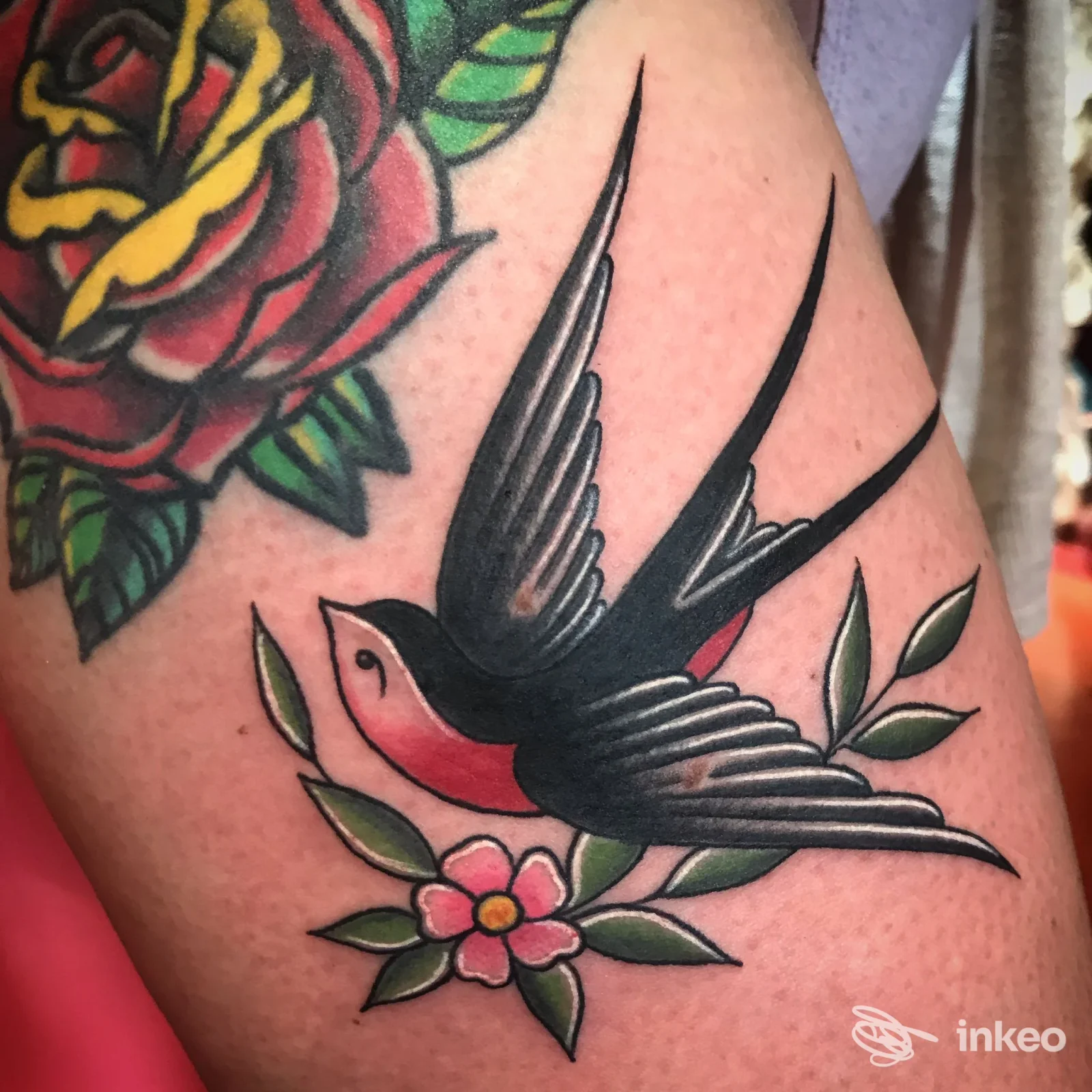 Rondine e rose in stile tradizionale tatuate sull'avambraccio. Miss Machine Tattoo, Montecassiano.