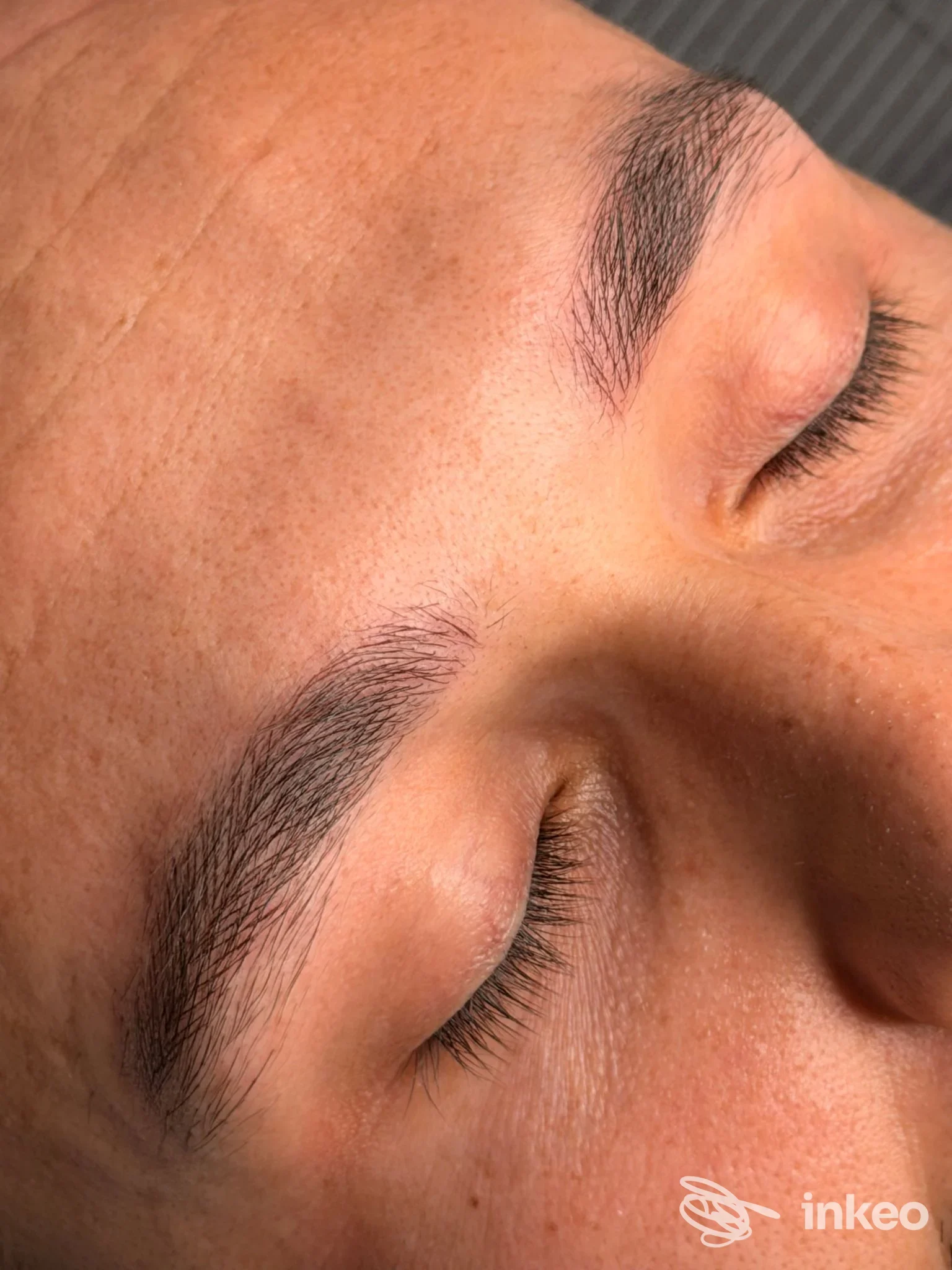 Dettaglio di sopracciglia microblading eseguite su pelle reale, immagine fornita da NINA Trucco Permanente, Torino.