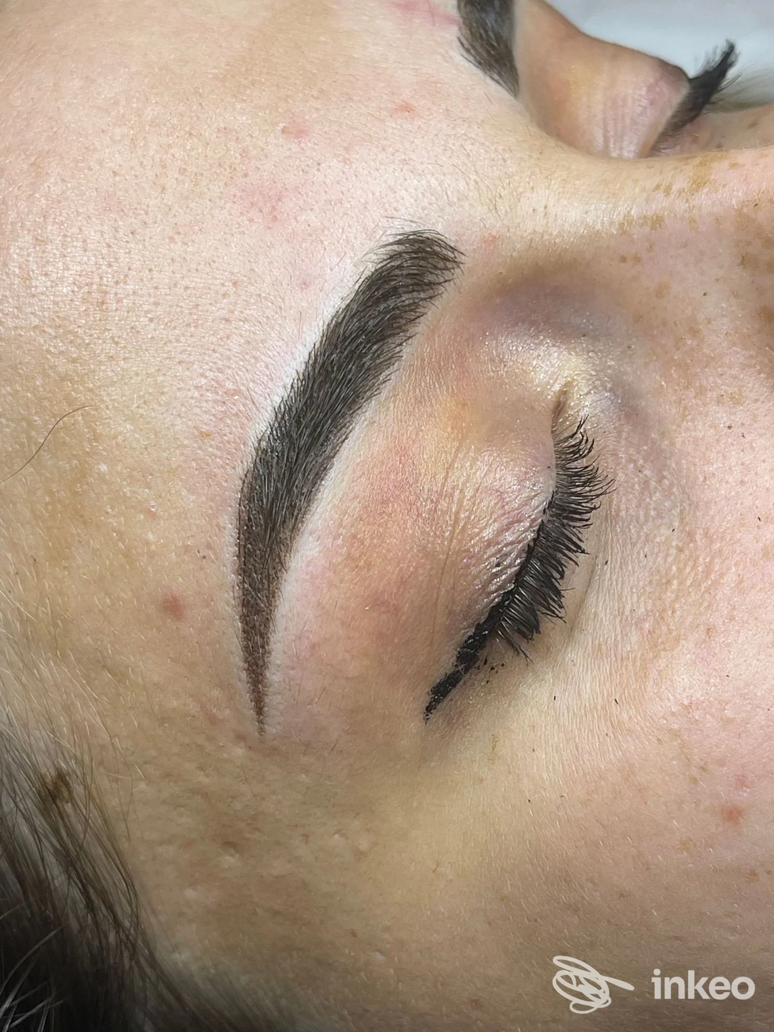 Primo piano di sopracciglio microbladed eseguito da NINA - Trucco Permanente a Torino, dettaglio trucco permanente su pelle reale.
