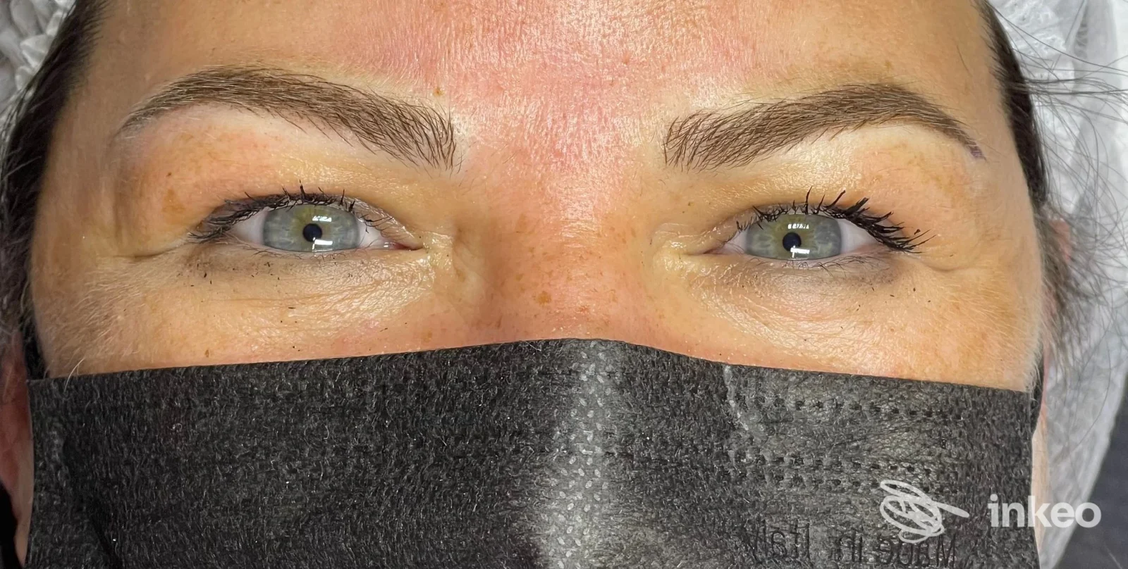 Dettaglio delle sopracciglia con trucco permanente/microblading su una persona reale, vista frontale parziale. NINA - Trucco Permanente, Torino.
