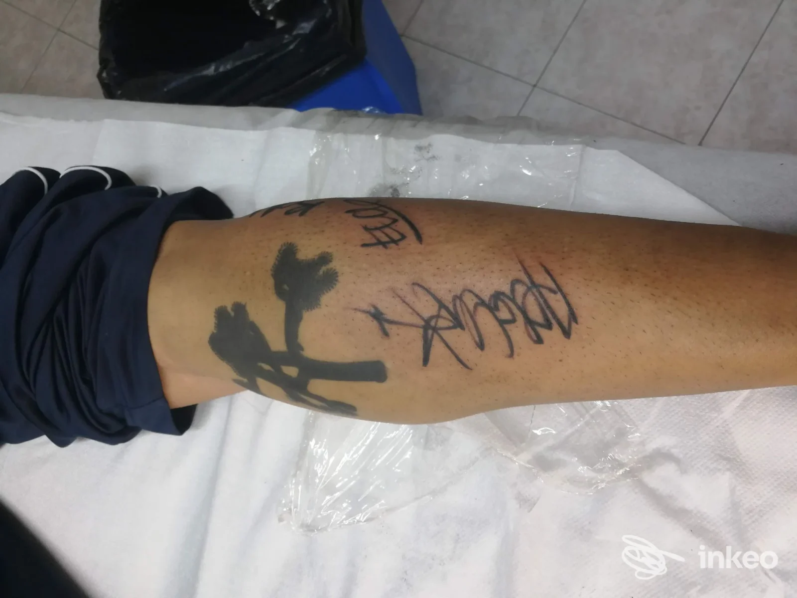 Tatuaggi sul polpaccio fotografati nello studio Sol del Paraiso, Alessandria.