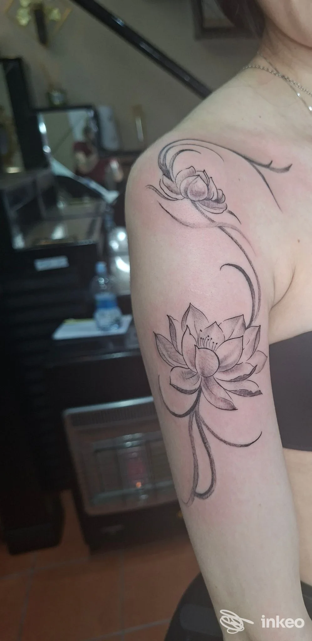 Tatuaggio floreale in nero su spalla e braccio superiore, realizzato presso fes LAB Body design a Genova.