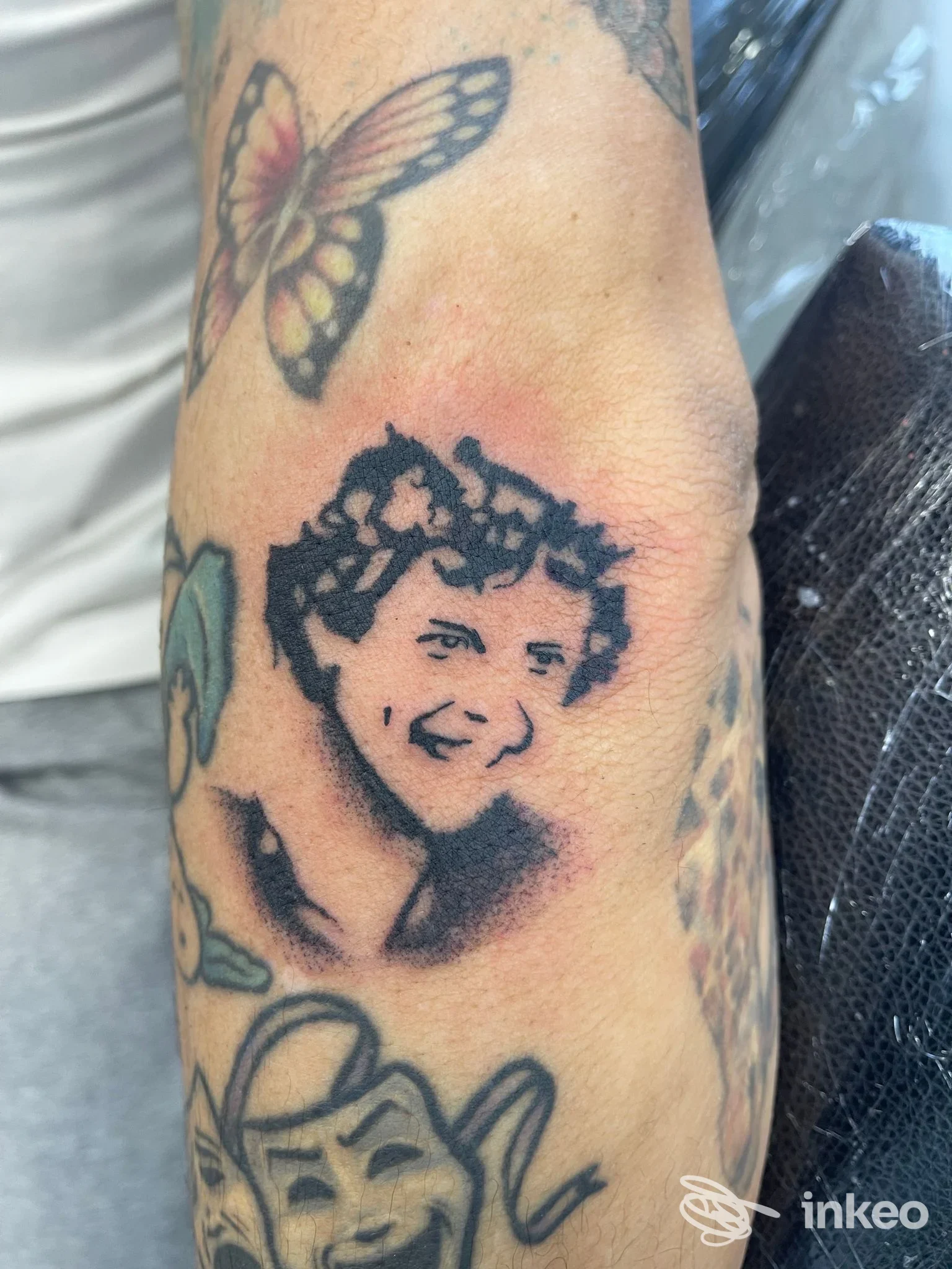 Ritratto tatuato in bianco e nero sull'avambraccio, foto caricata dallo studio Mattia Palmitesta a Grottammare.
