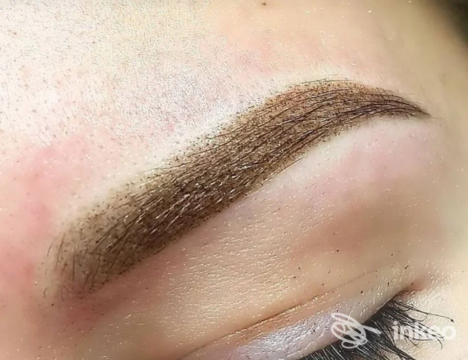 Primo piano di sopracciglia con trucco permanente eseguito da Sofilda Cipi Trucco Permanente a Treviso.