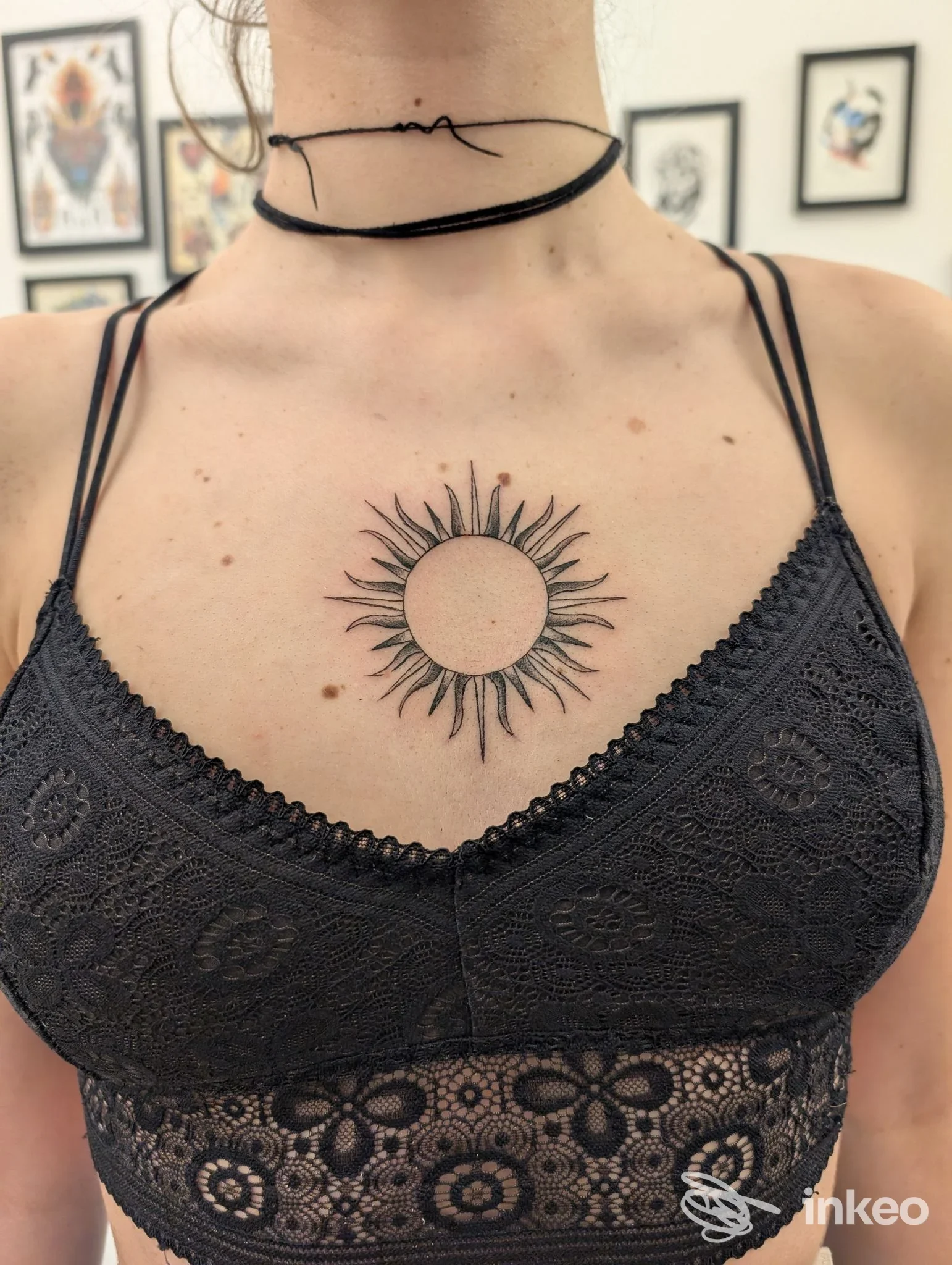 Tatuaggio a forma di sole stilizzato sullo sterno, fotografato nello studio Pink Estetica&Tattoo a Firenze.