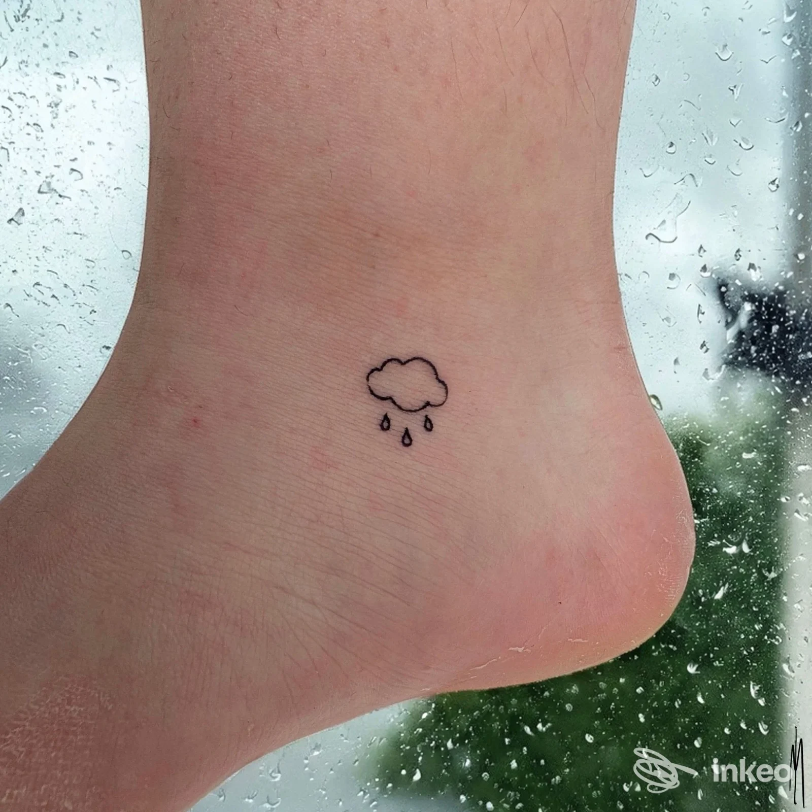 Piccolo tatuaggio a nuvola con gocce sulla caviglia, scatto da Pink Estetica&Tattoo, Firenze.