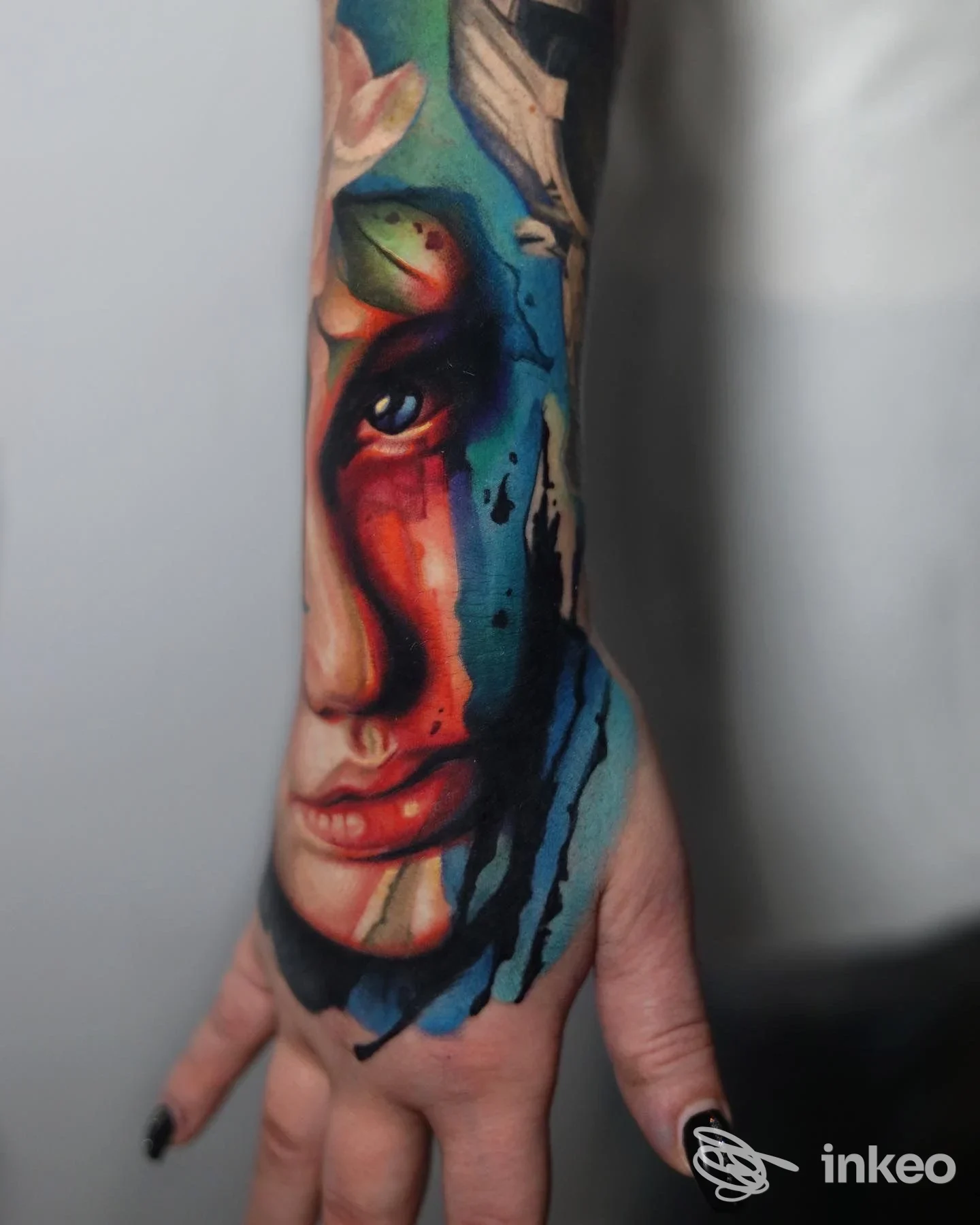 Tatuaggio colorato su dorso della mano e avambraccio realizzato da Paul White Vision, Barletta.