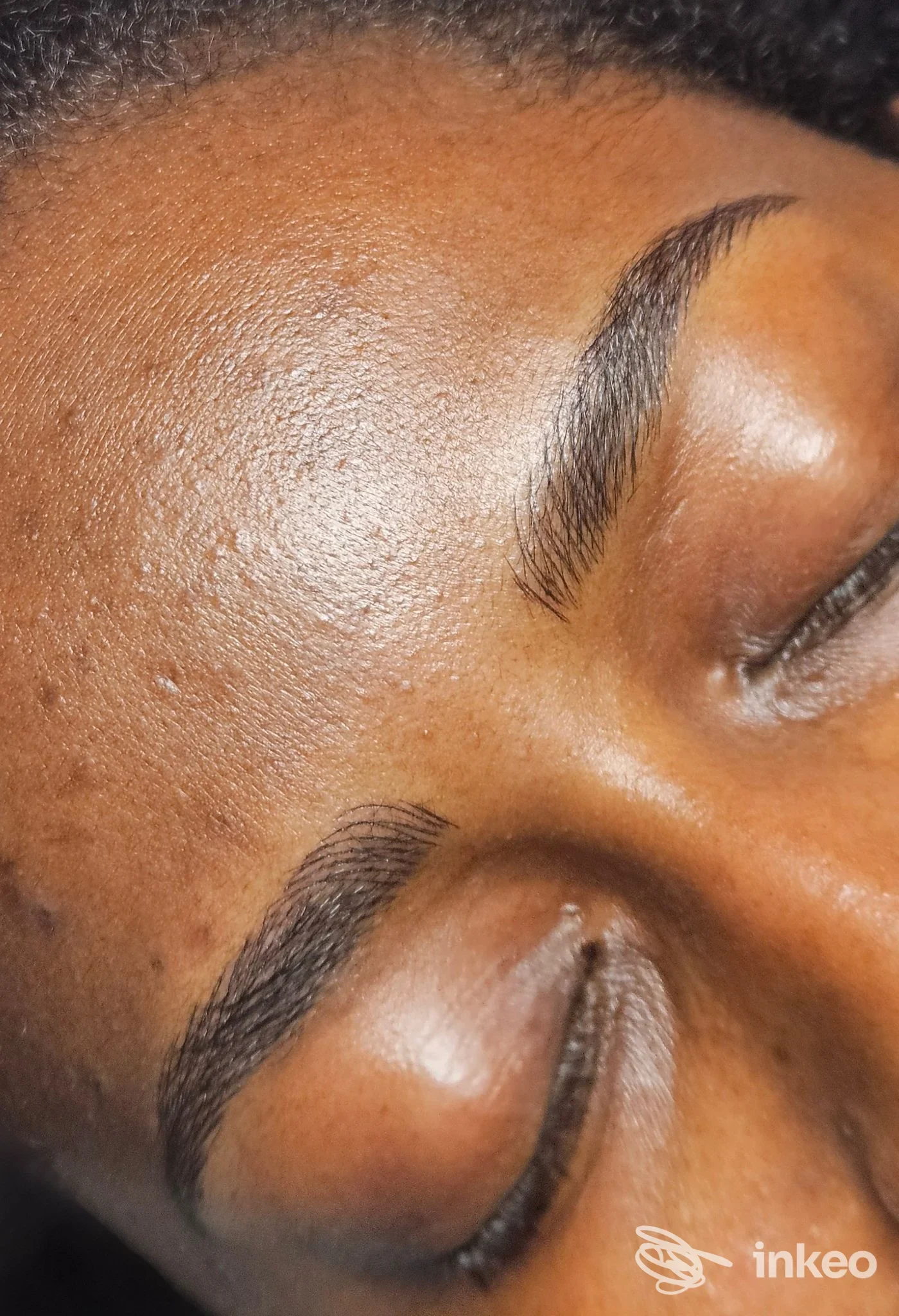 Primo piano di sopracciglia microblading su pelle scura, lavoro mostrato da Microblading Masterpiece, Verona.