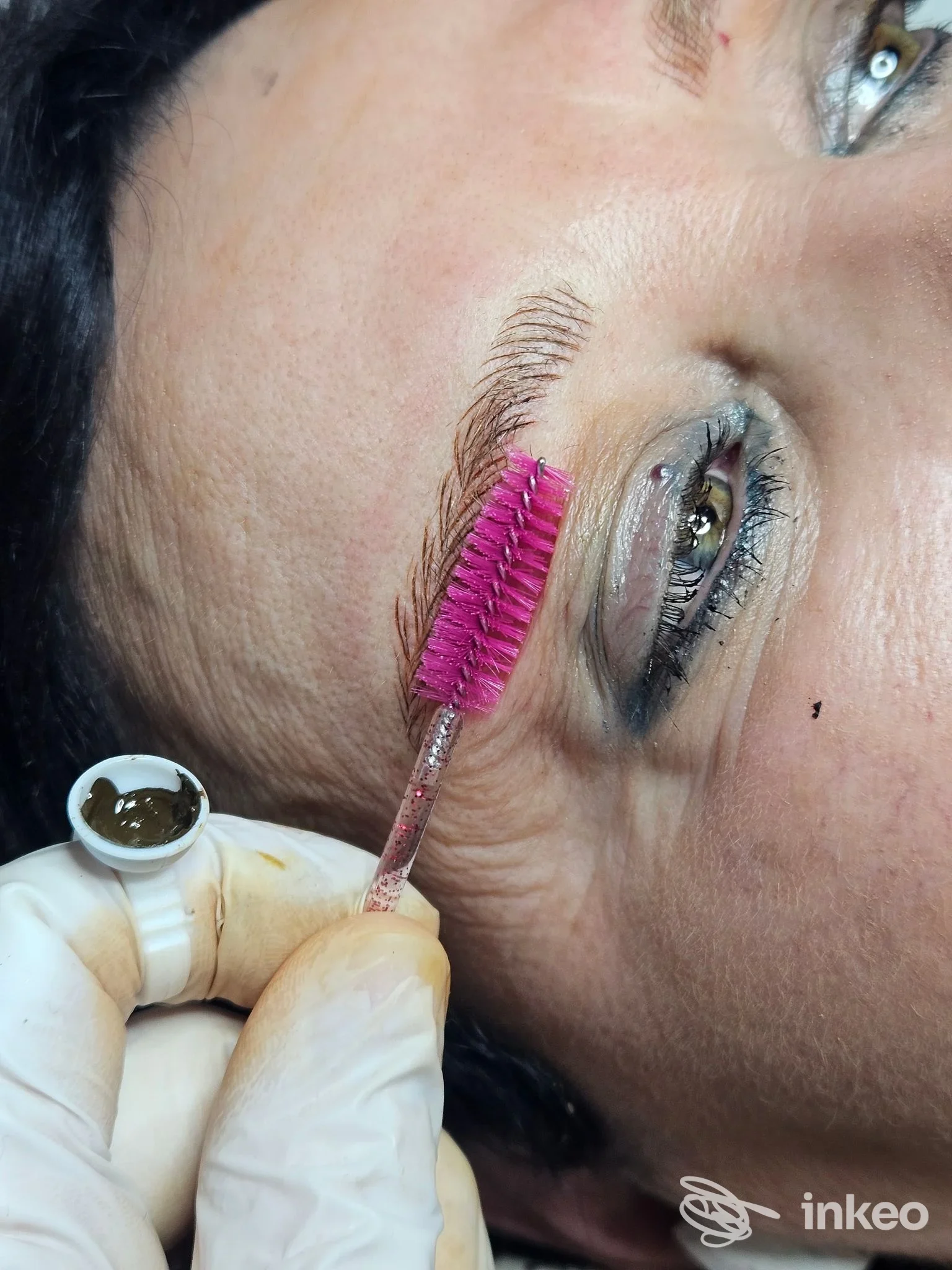 Applicazione di microblading sulle sopracciglia con pennello e pigmento, Microblading Masterpiece, Verona.