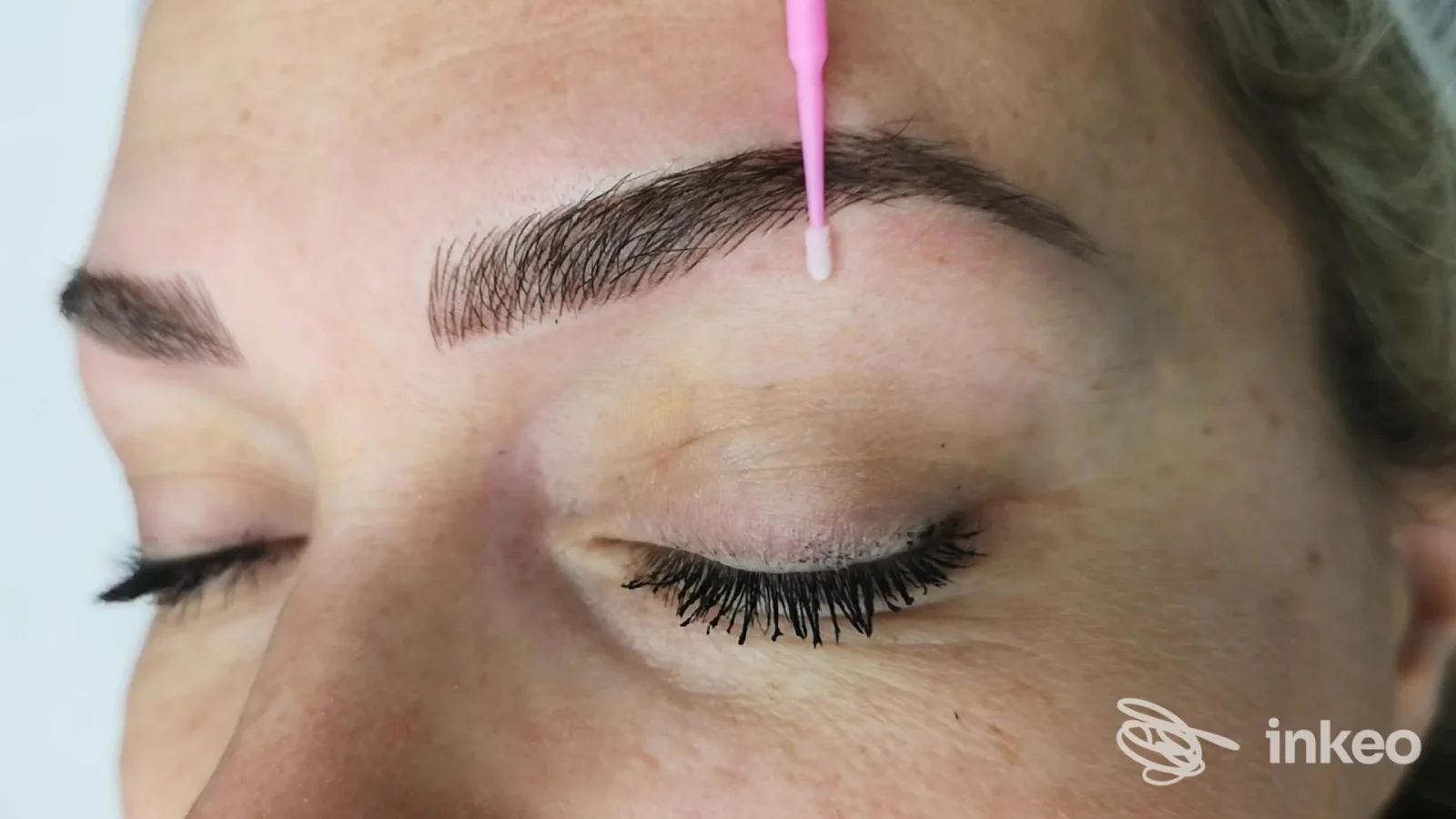Primo piano di sopracciglia trattate con dermopigmentazione e ciglia chiuse; immagine mostra il lavoro su pelle reale. FEDE EYES ARTIST, Torino.