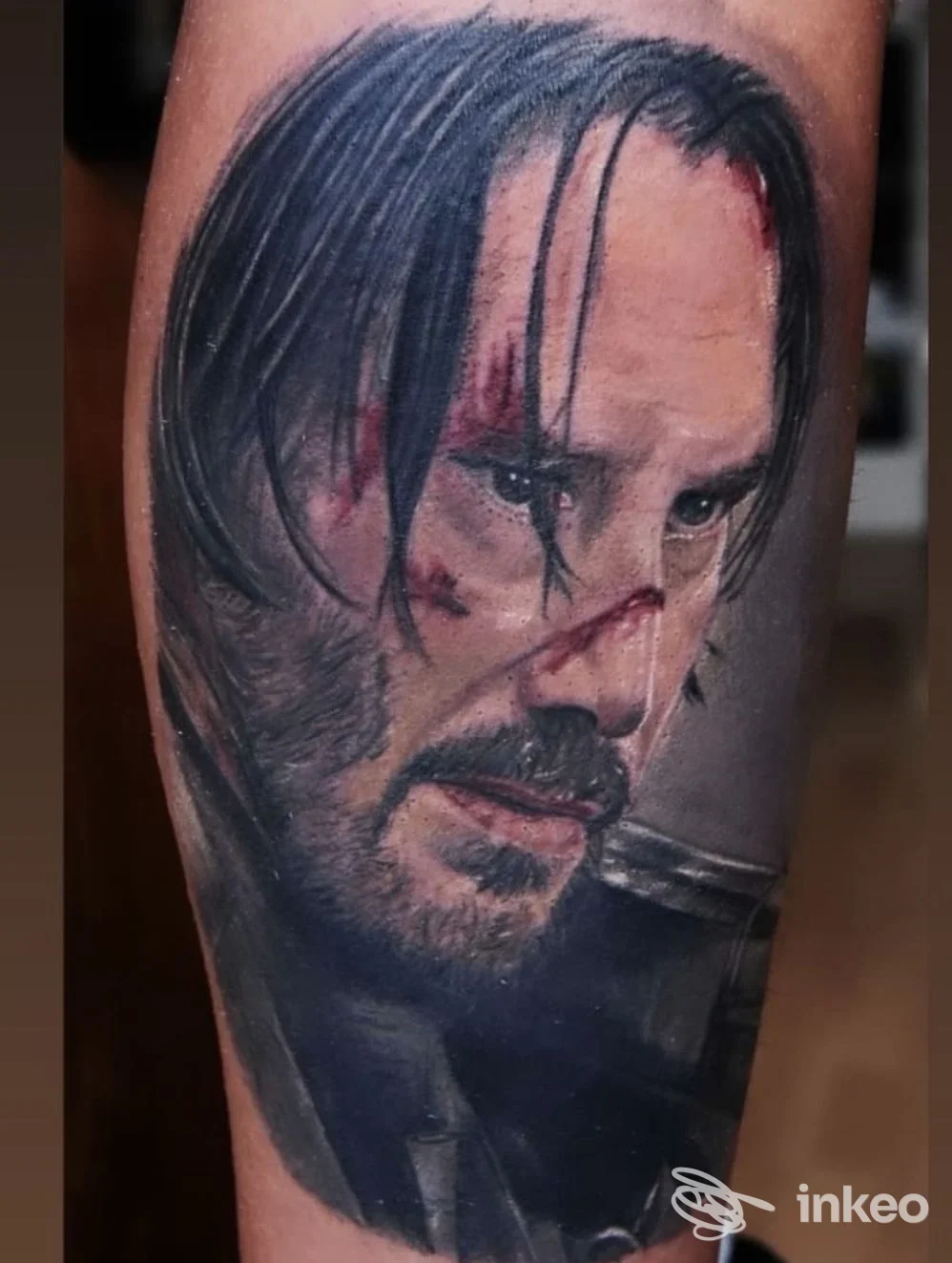 Ritratto realistico tatuato sull'avambraccio, foto del lavoro dello studio Office Tattoo di Putignano.