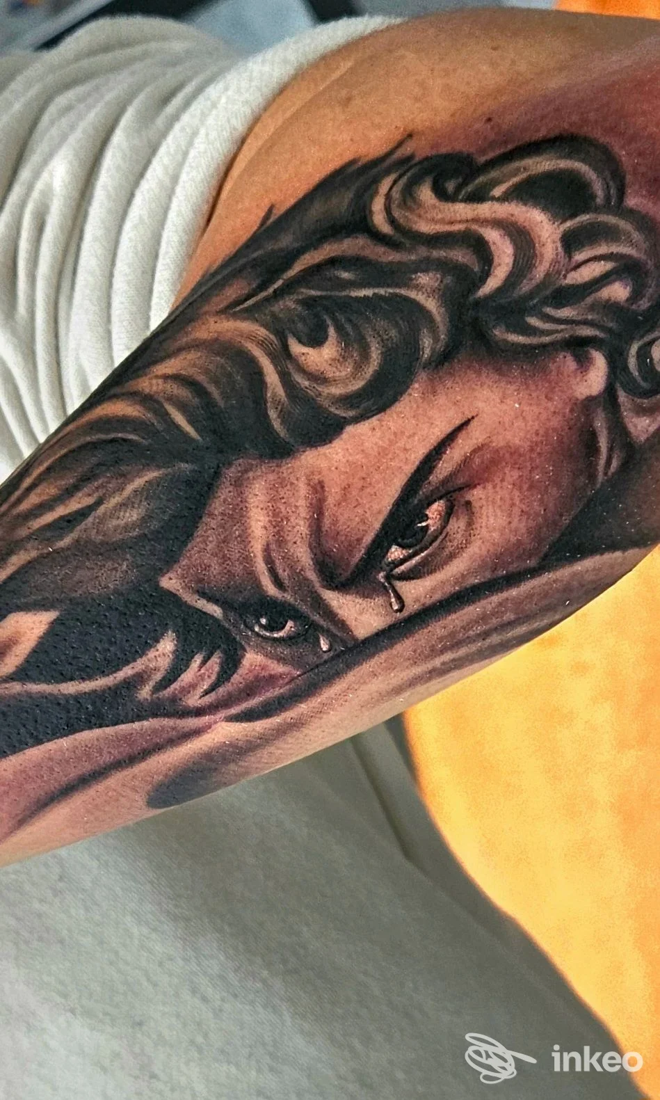 Tatuaggio realistico in bianco e nero su avambraccio, Red Rose Tattoo Studio, Modugno.