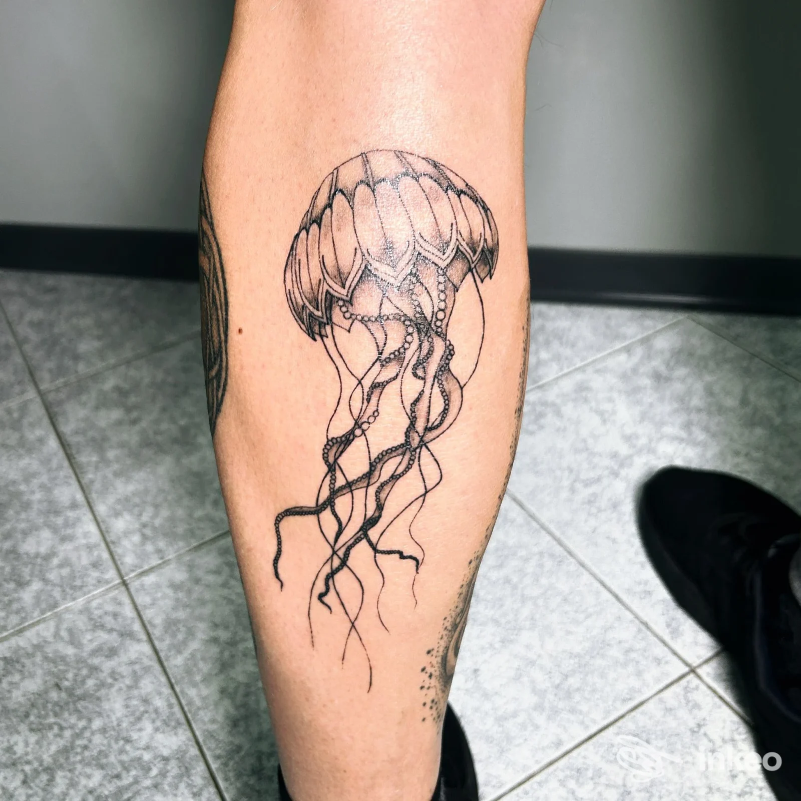 Tatuaggio medusa in bianco e nero sul polpaccio, foto inviata da Mytattoo_ft_studio a Invorio.