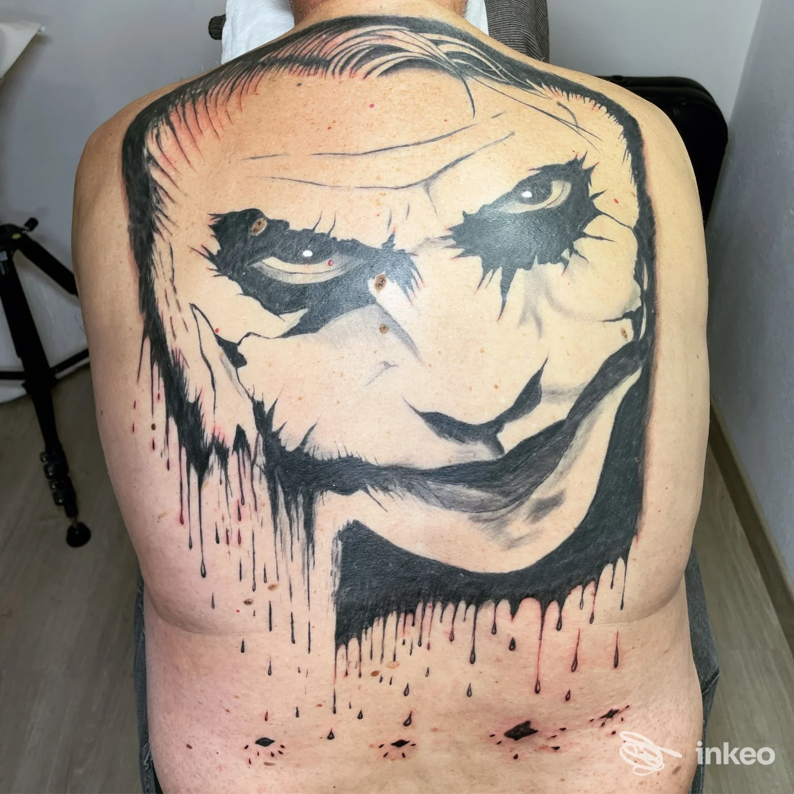 Grande tatuaggio stilizzato di volto che copre l'intera schiena, eseguito presso Mytattoo_ft_studio a Invorio.