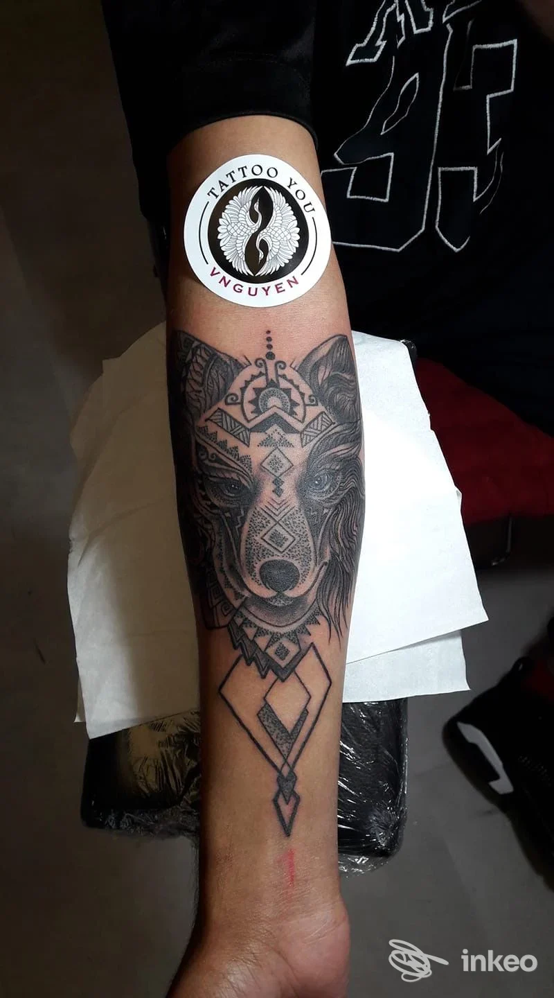 Dettaglio di un tatuaggio geometrico con motivo animale sull'avambraccio di una persona; immagine fornita dallo studio Tattooyou Vnguyen a Mantova.