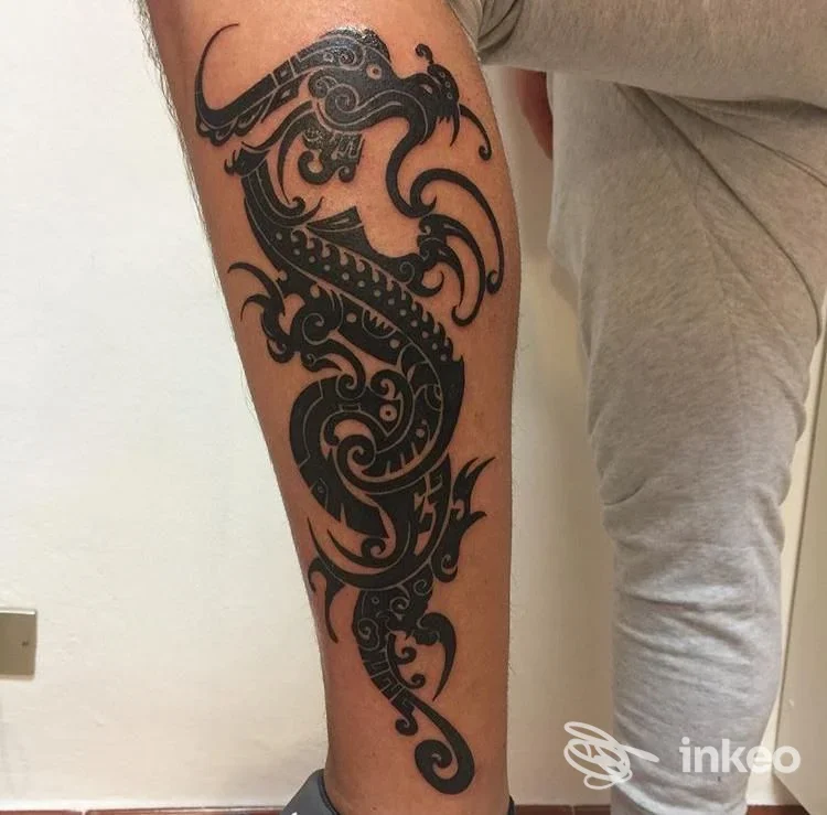 Tatuaggio tribale nero sul polpaccio realizzato presso Tattooyou Vnguyen, Mantova.