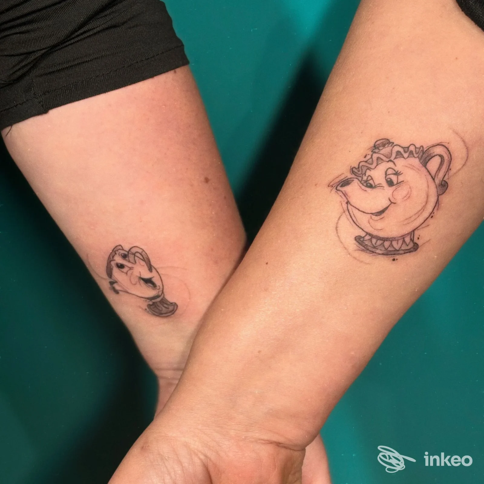 Due tatuaggi su avambracci raffiguranti una teiera e una tazzina in stile cartone, lavoro eseguito da Br.ink tattoo a Sora.