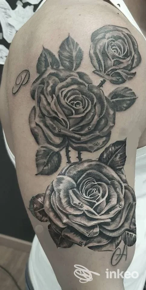 Grande tatuaggio di rose in bianco e nero sul braccio, Fabio Tattoo E Piercing Ceccano, Ceccano.