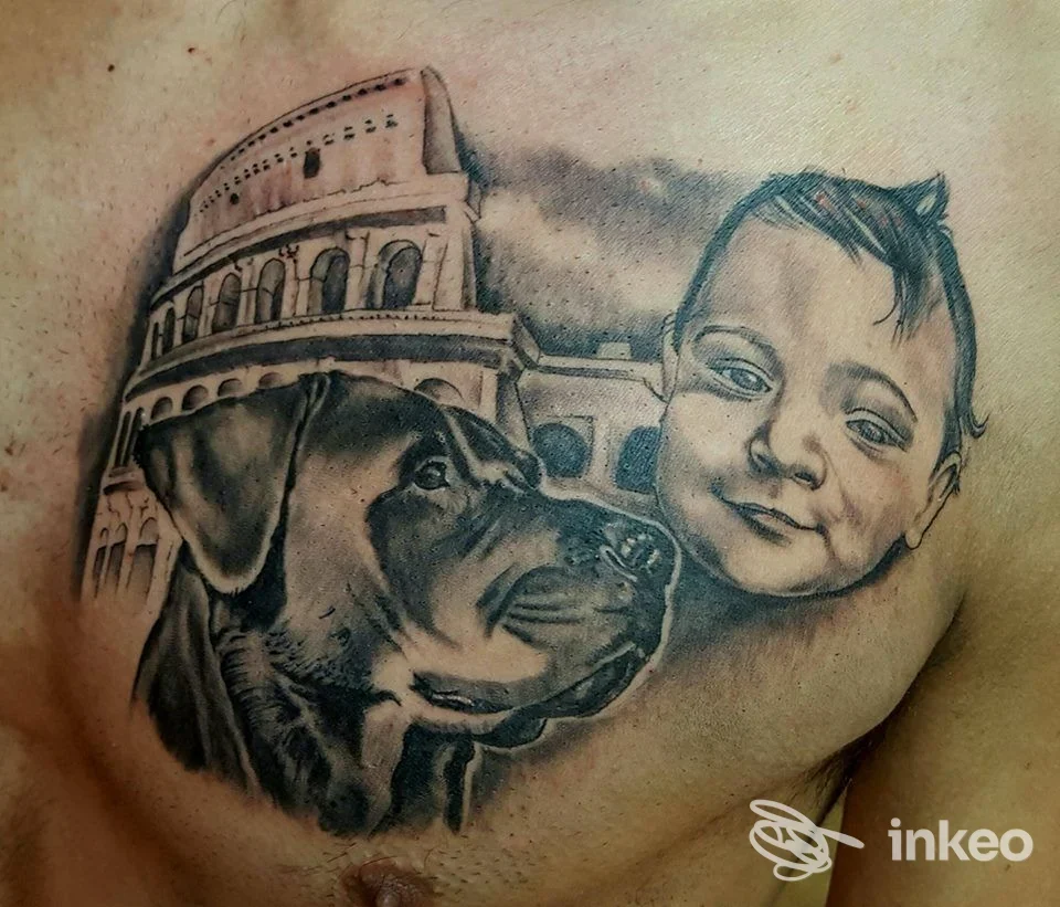 Grande tatuaggio realistico in bianco e nero sul petto con Colosseo, ritratto di bambino e cane, Fabio Tattoo E Piercing, Ceccano.
