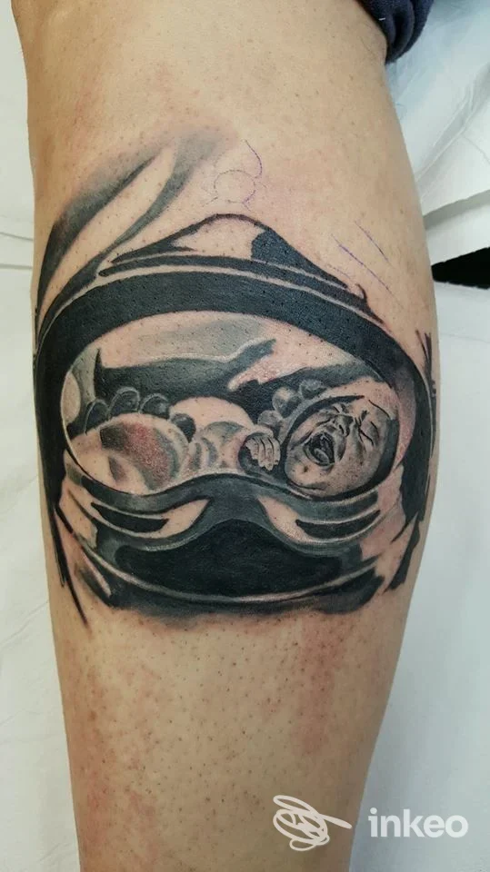 Tatuaggio black & grey di un neonato sul polpaccio. Fabio Tattoo E Piercing, Ceccano.