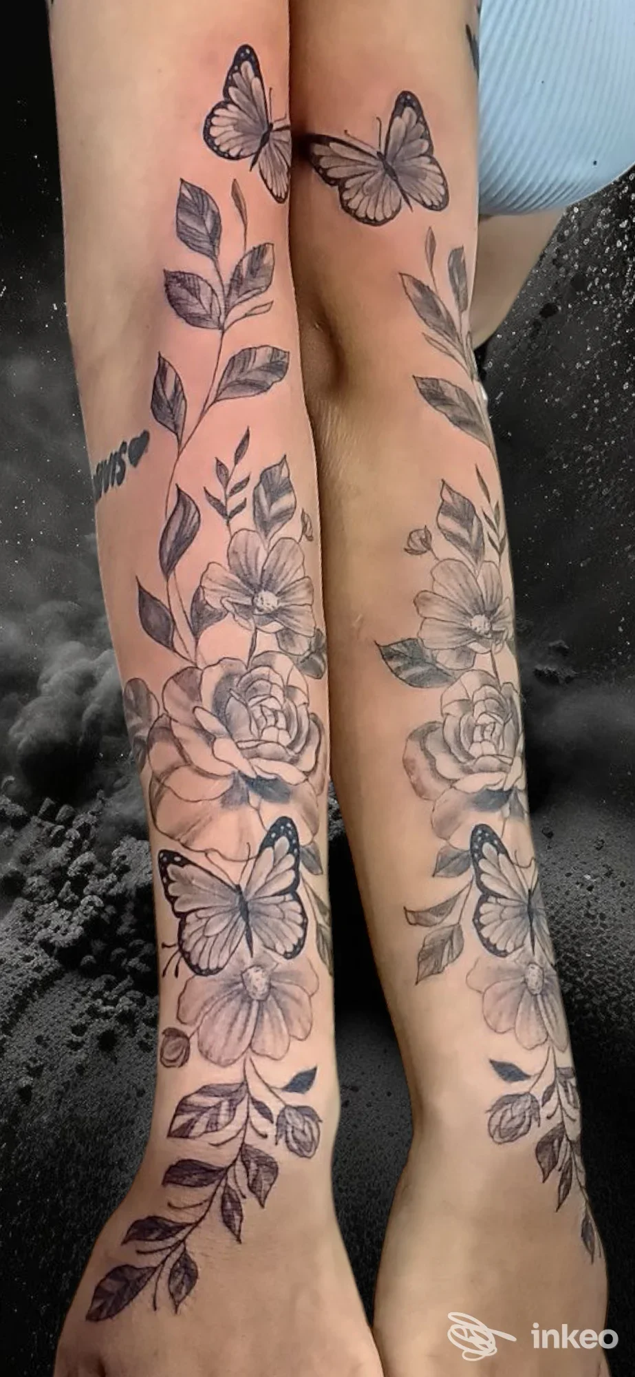 Tatuaggi floreali in bianco e nero con farfalle sugli avambracci, foto portfolio — Studio tattoo e piercing roma, Roma.