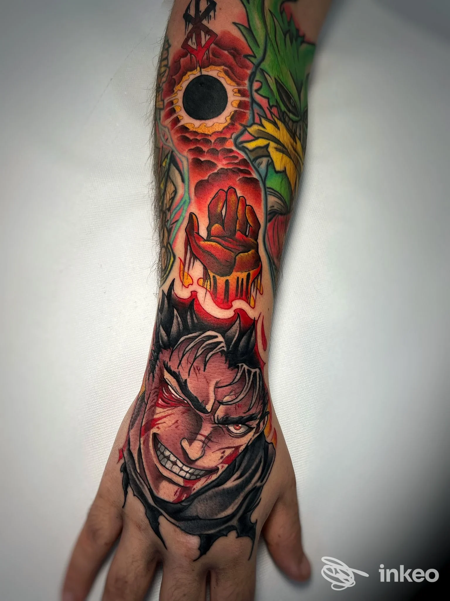 Tatuaggio realistico sull'avambraccio raffigurante Batman con colori vividi e contorni scuri, in stile fumetto, senza elementi di social media o dispositivi visibili