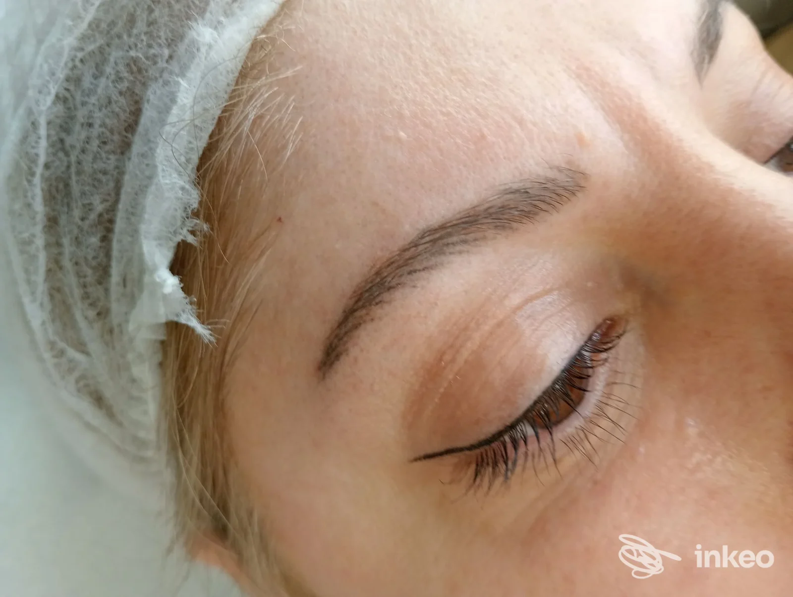 Dettaglio sopracciglio e eyeliner permanenti eseguiti da Linee D' Arte - Trucco Permanente di Miriam Mottola a Sesto Fiorentino.