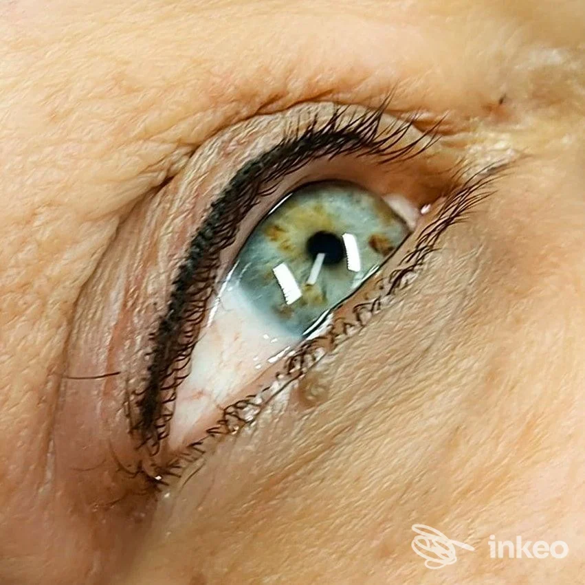 Primo piano di eyeliner permanente realizzato su palpebra, SV Dermo Estetica, Bibbiena.
