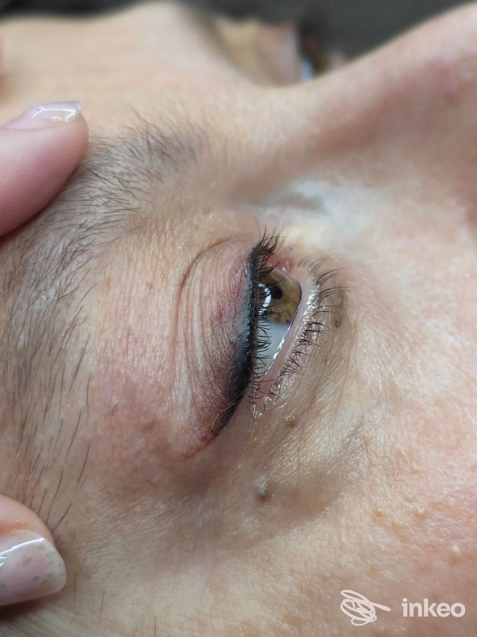 Dettaglio di dermopigmentazione eyeliner sulla palpebra superiore, SV Dermo Estetica, Bibbiena.
