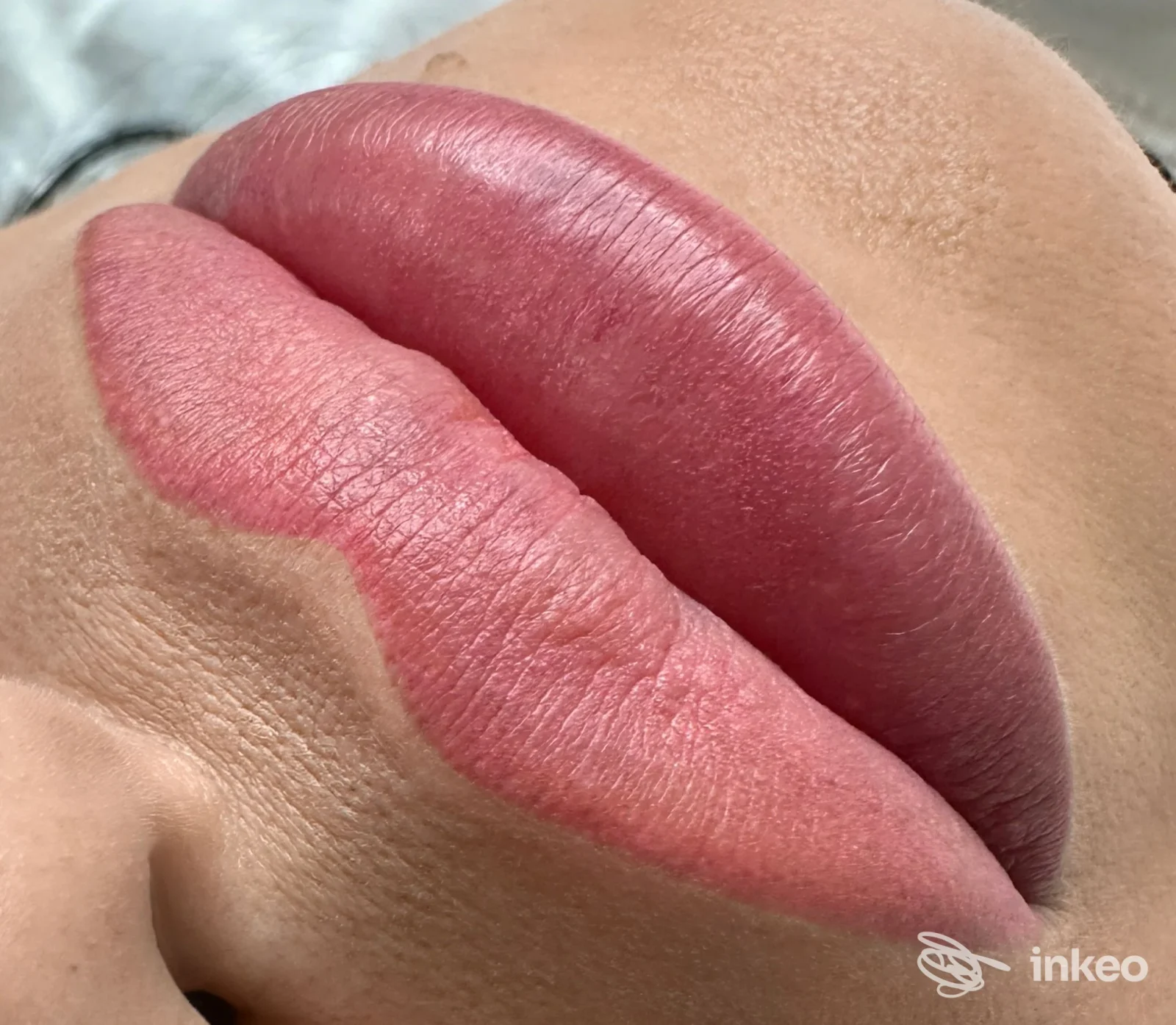 Primo piano di trucco labbra permanente rosa, labbra ben definite realizzate da Beauty Balance Como, Como.