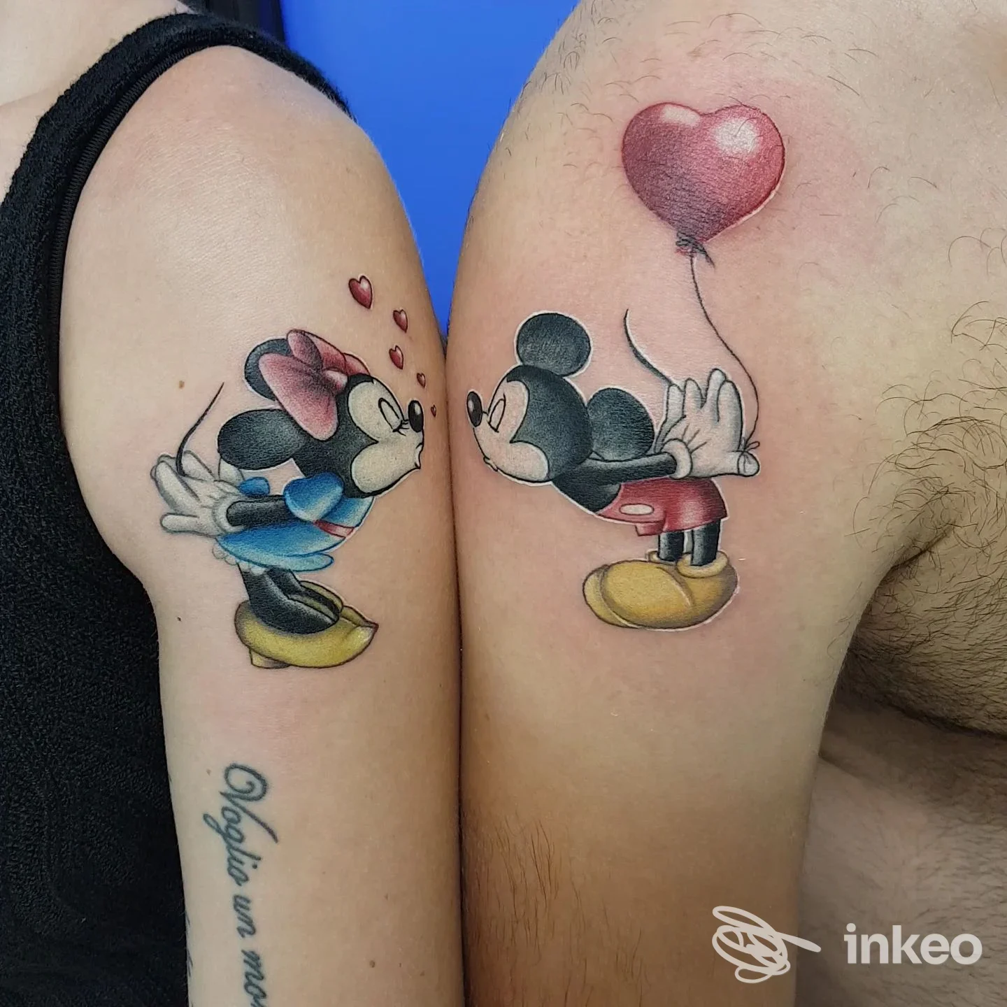 Tatuaggi abbinati di Minnie e Topolino con palloncino a cuore, scattati per Body Art Tattoo piercing Studio a Molfetta.