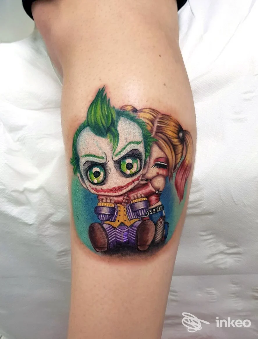 Tatuaggio colorato su coscia raffigurante due figure chibi tipo Joker e Harley Quinn, foto fornita dallo studio Body Art Tattoo piercing Studio di Molfetta.