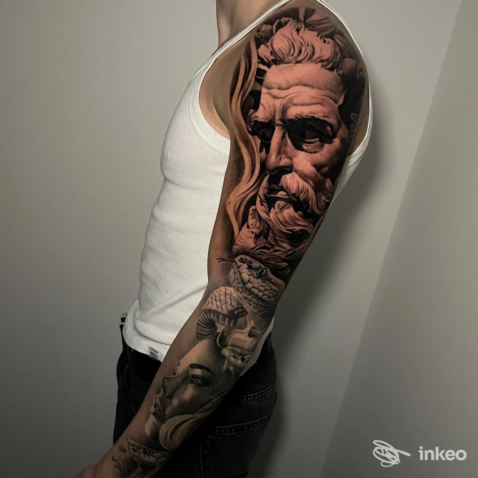 Manica tatuata in stile realistico su avambraccio e spalla di uomo, foto inviata da Ruthless Ink ad Ancona.