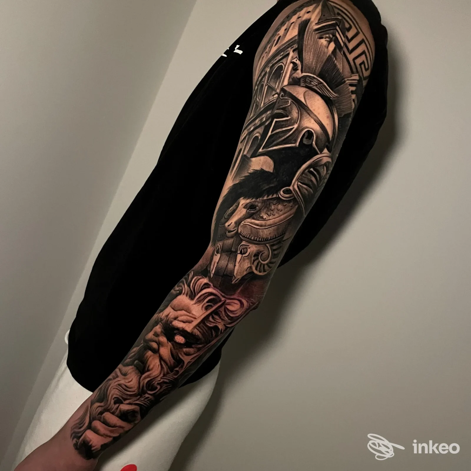 Manica tatuata su braccio maschile dal deltoide al polso, foto del lavoro realizzata da Ruthless Ink ad Ancona.