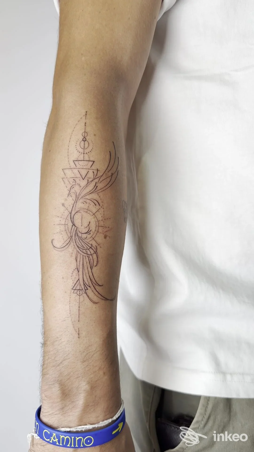 Bozza di tatuaggio linework e ornamentale sull'avambraccio sinistro, foto per 707 Studio - Tatuaggi, Piercing e PMU, Torino.