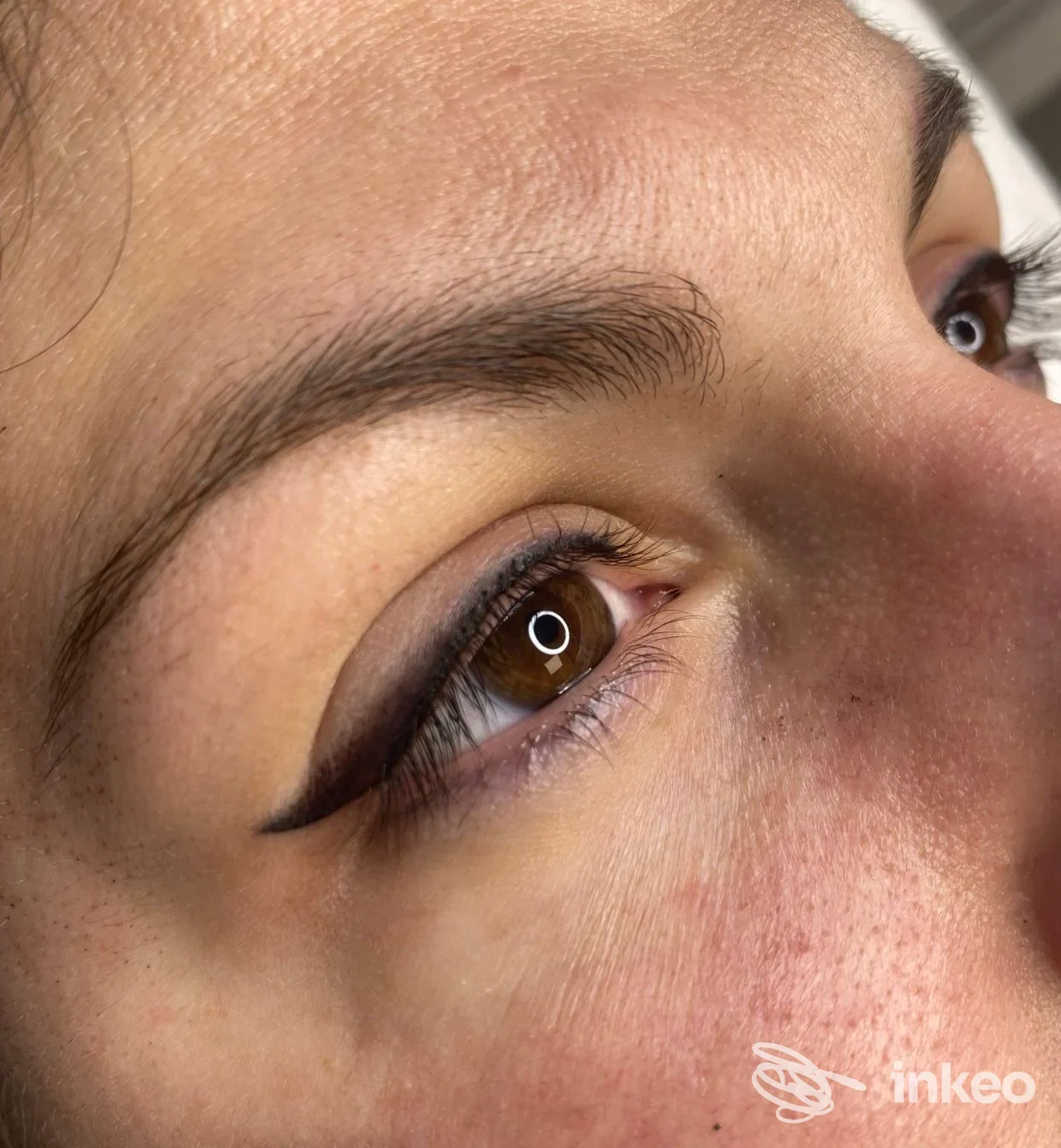Primo piano di un occhio con eyeliner eseguito come trucco permanente, immagine fornita dallo studio Trucco permanente di Luino.