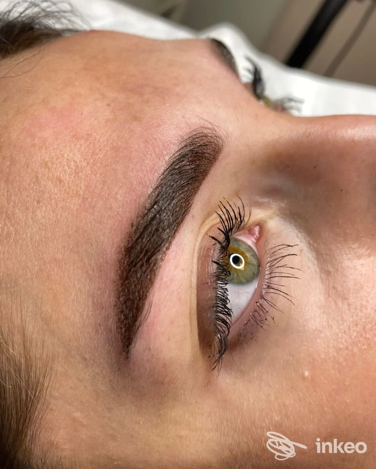 Primo piano di sopracciglio con trucco permanente eseguito presso Trucco permanente, Luino.