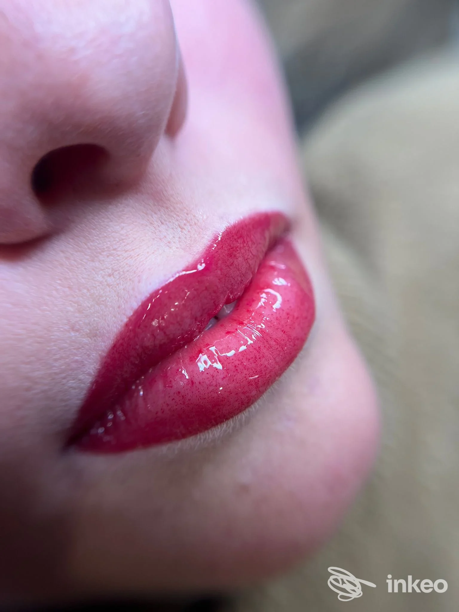 Primo piano di labbra con trucco permanente lucido e definito, dettagli del colore e della texture; lavoro eseguito da Roberta Di Fazio Beauty a Como.