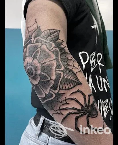 Tatuaggio blackwork a rosa e ragno sull'avambraccio, Electric Riviera Tattoo Club, Alassio.