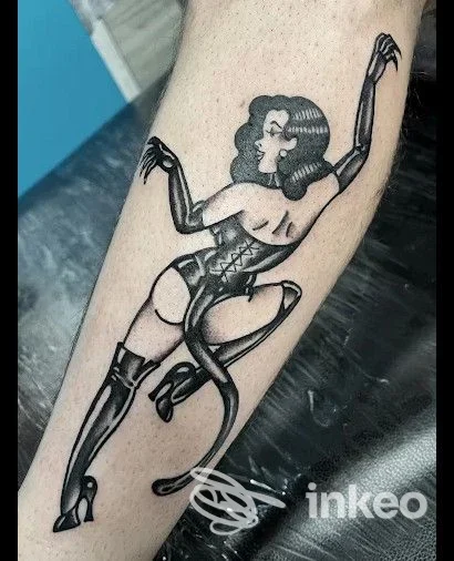 Tatuaggio pin-up in bianco e nero sull'avambraccio, Electric Riviera Tattoo Club ad Alassio.