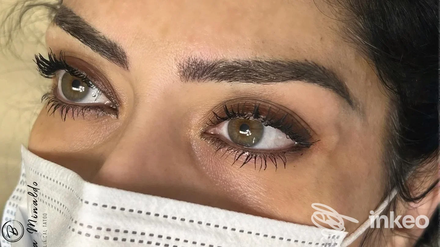 Primo piano di dermopigmentazione sopracciglia e eyeliner, Dermopigmentazione Bettina Minaldo Clinical Tattoo, Padova.