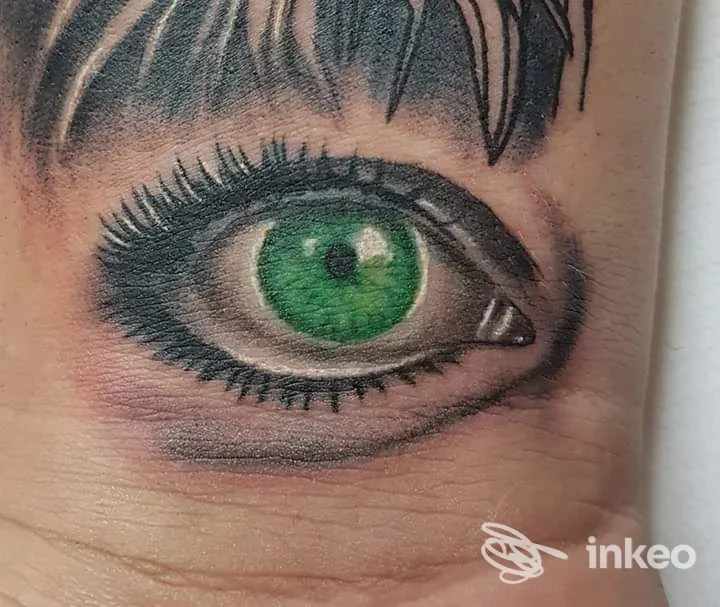 Dettaglio di un occhio tatuato con iride verde su polso, foto fornita dallo studio The Inked Monkey a Terni.
