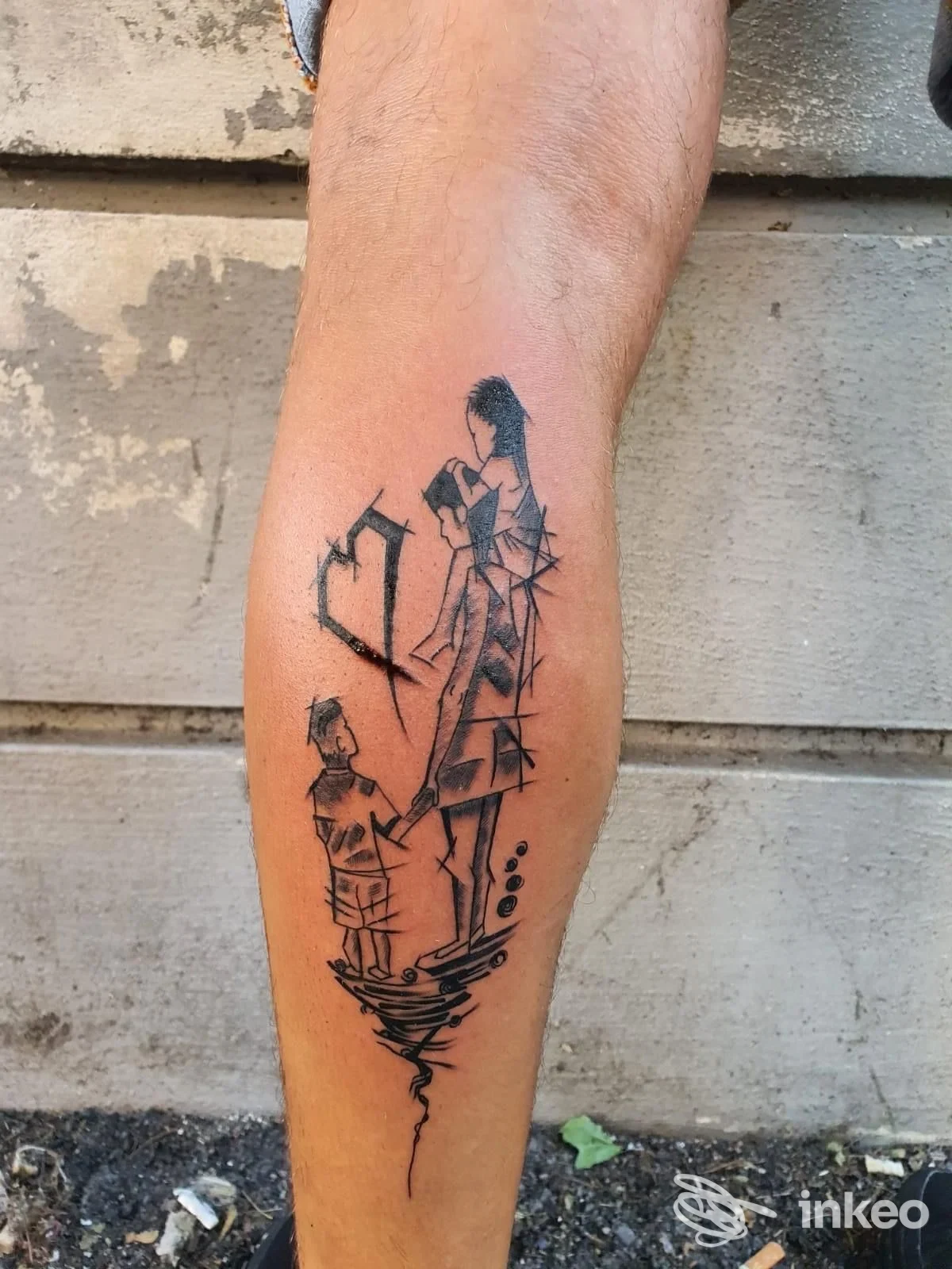 Tatuaggio nero stilizzato su polpaccio, fotografato per The Inked Monkey a Terni.