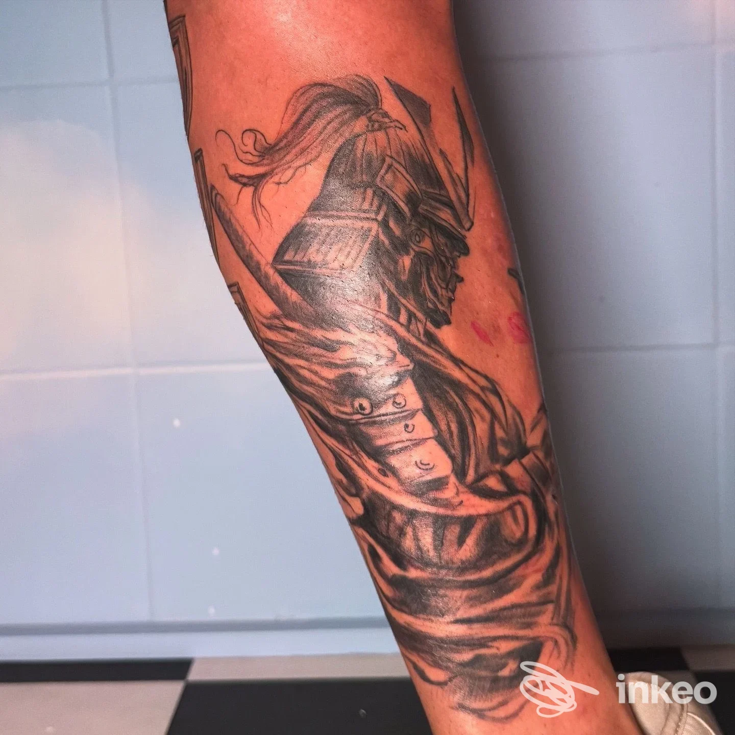 Tatuaggio su avambraccio raffigurante un samurai in bianco e nero. Seven Eleven Ink, Castro dei Volsci.