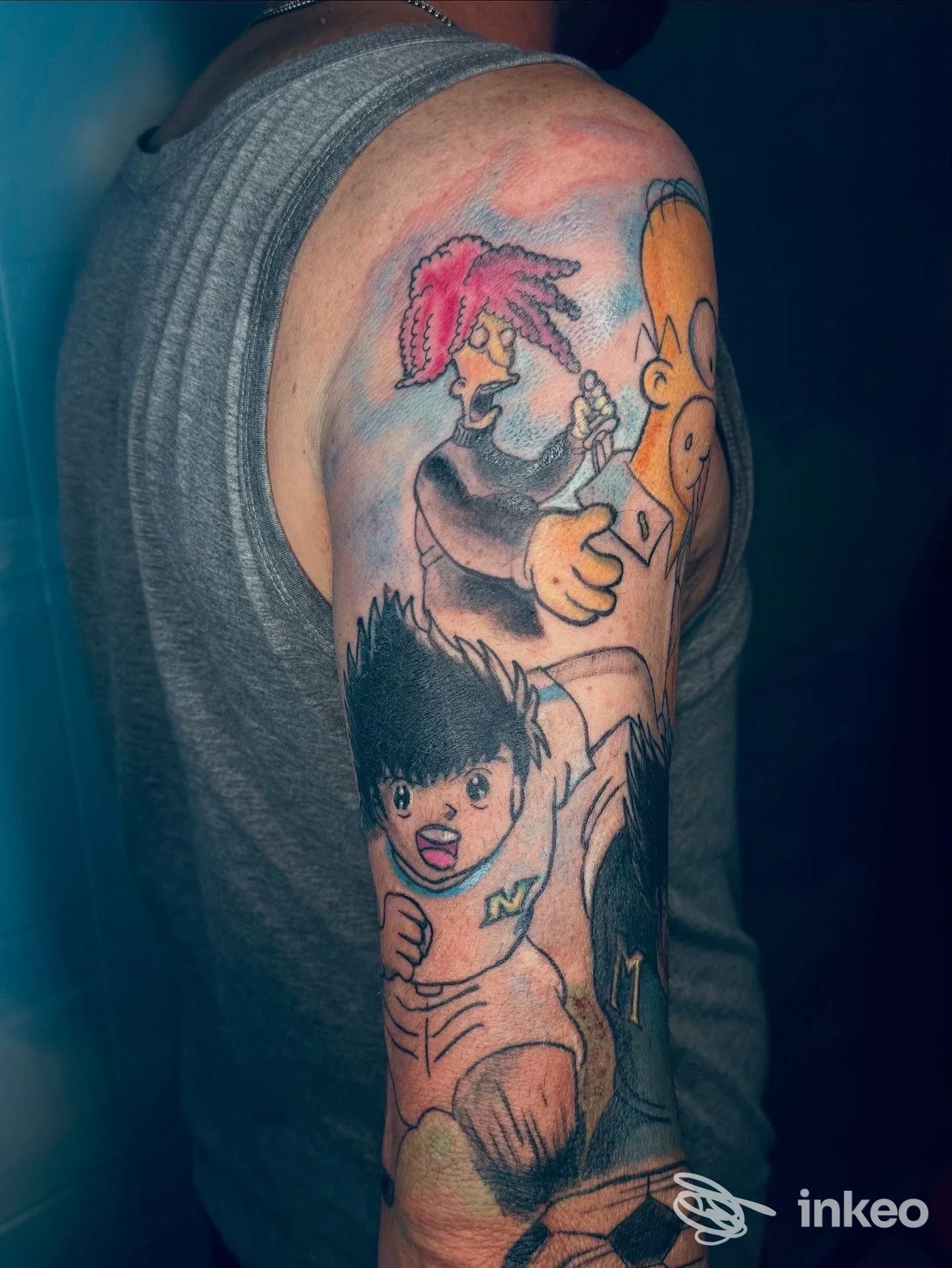 Tatuaggio a manica con personaggi in stile cartoon, foto scattata sul braccio; Seven Eleven Ink, Castro dei Volsci.